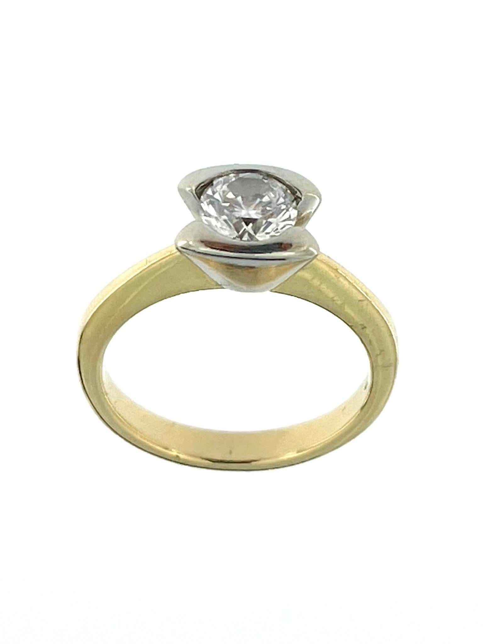 The Diamond Solitaire Italian Ring in 18-karat Yellow and White Gold is a stunning and distinctive piece that combines the warmth of yellow gold with the contemporary allure of white gold. This ring features a single, captivating diamond as the