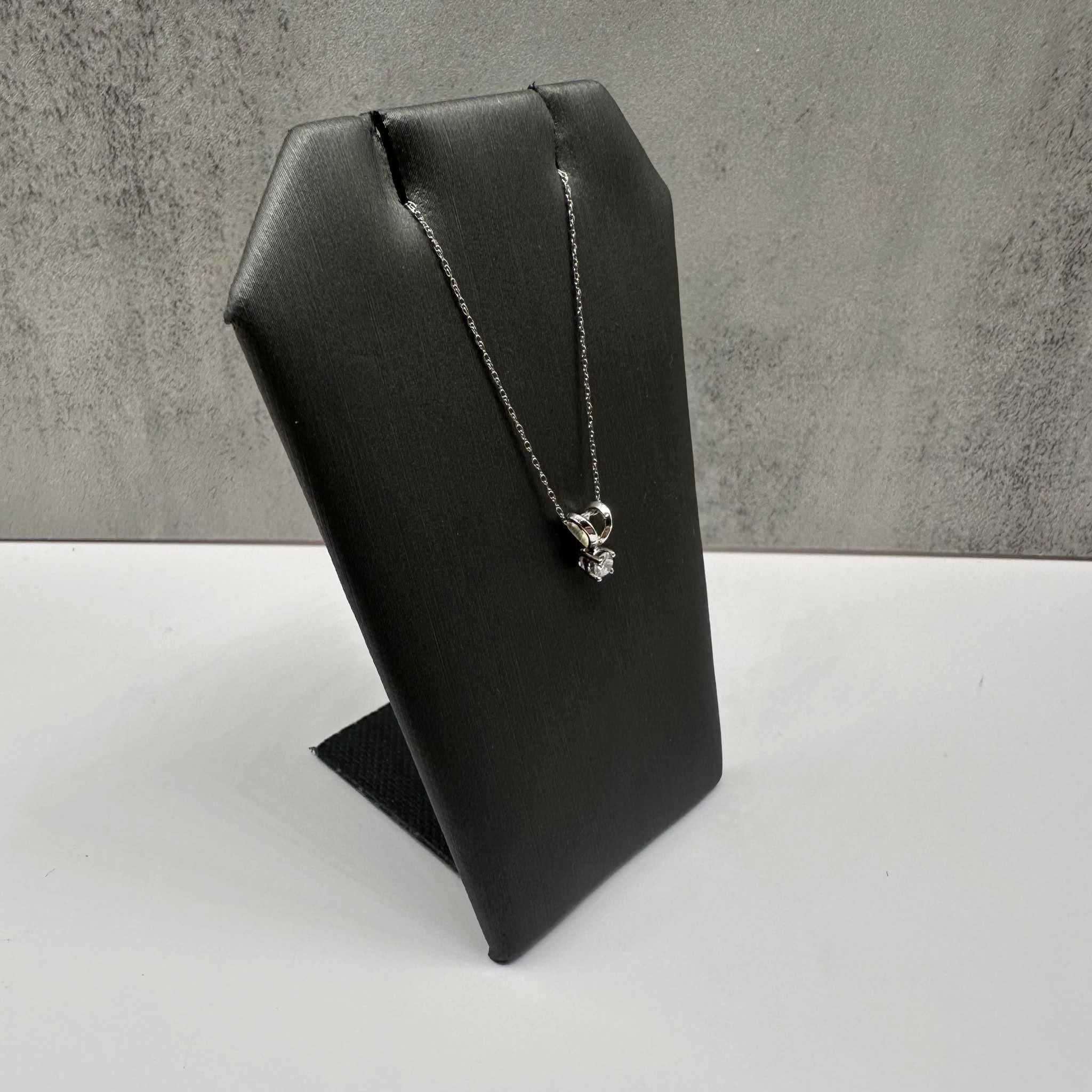 Cet élégant collier solitaire en or blanc 14kt est orné d'un diamant rond GH SI naturel de 0,12ctw, offrant un design subtil mais étincelant. La longueur est réglable entre 16 et 18 pouces, ce qui permet de s'adapter à différents décolletés. Pesant