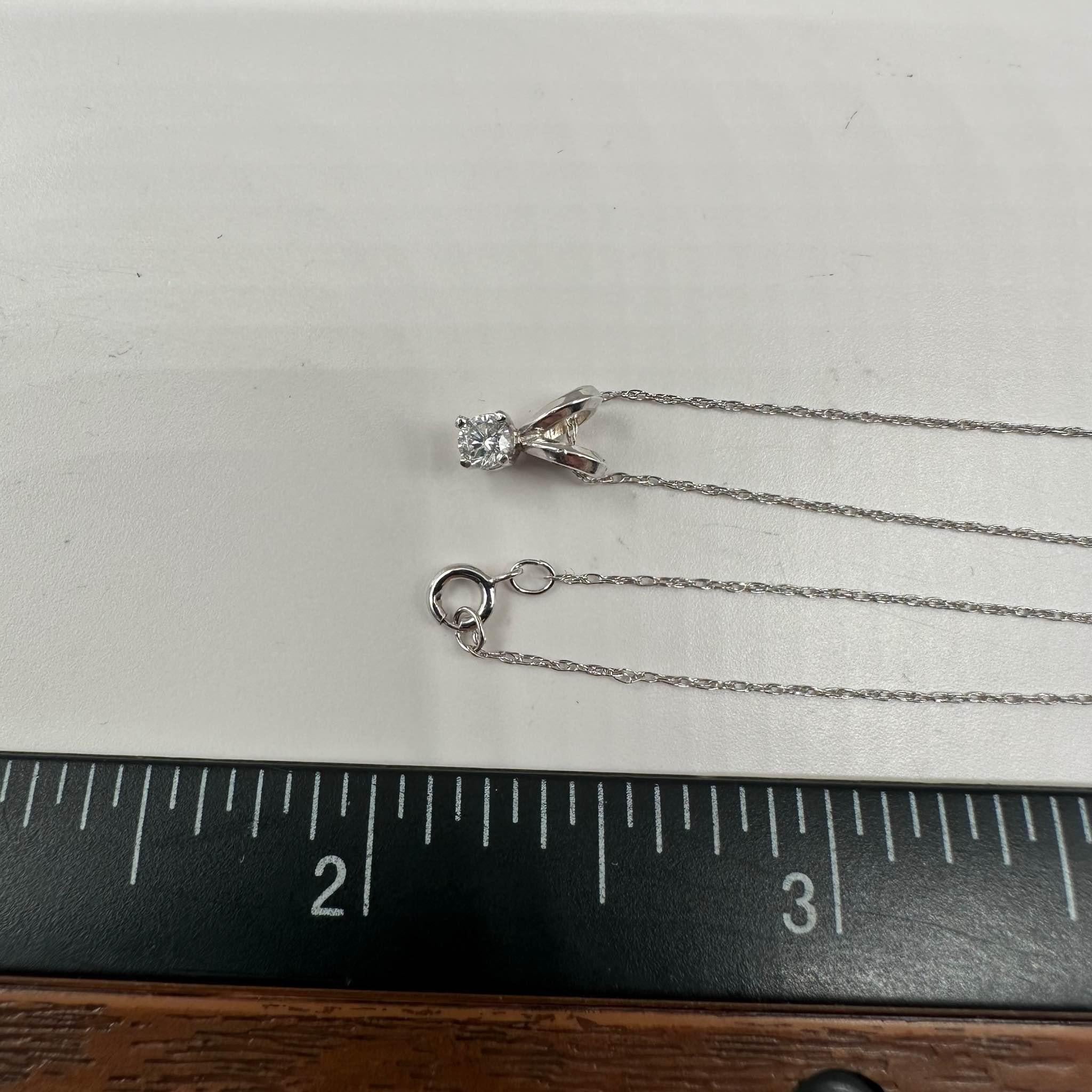 Collier solitaire en or blanc 14 carats avec diamants 0,12 ctw GH SI, réglable de 16 à 18 pouces Pour femmes en vente