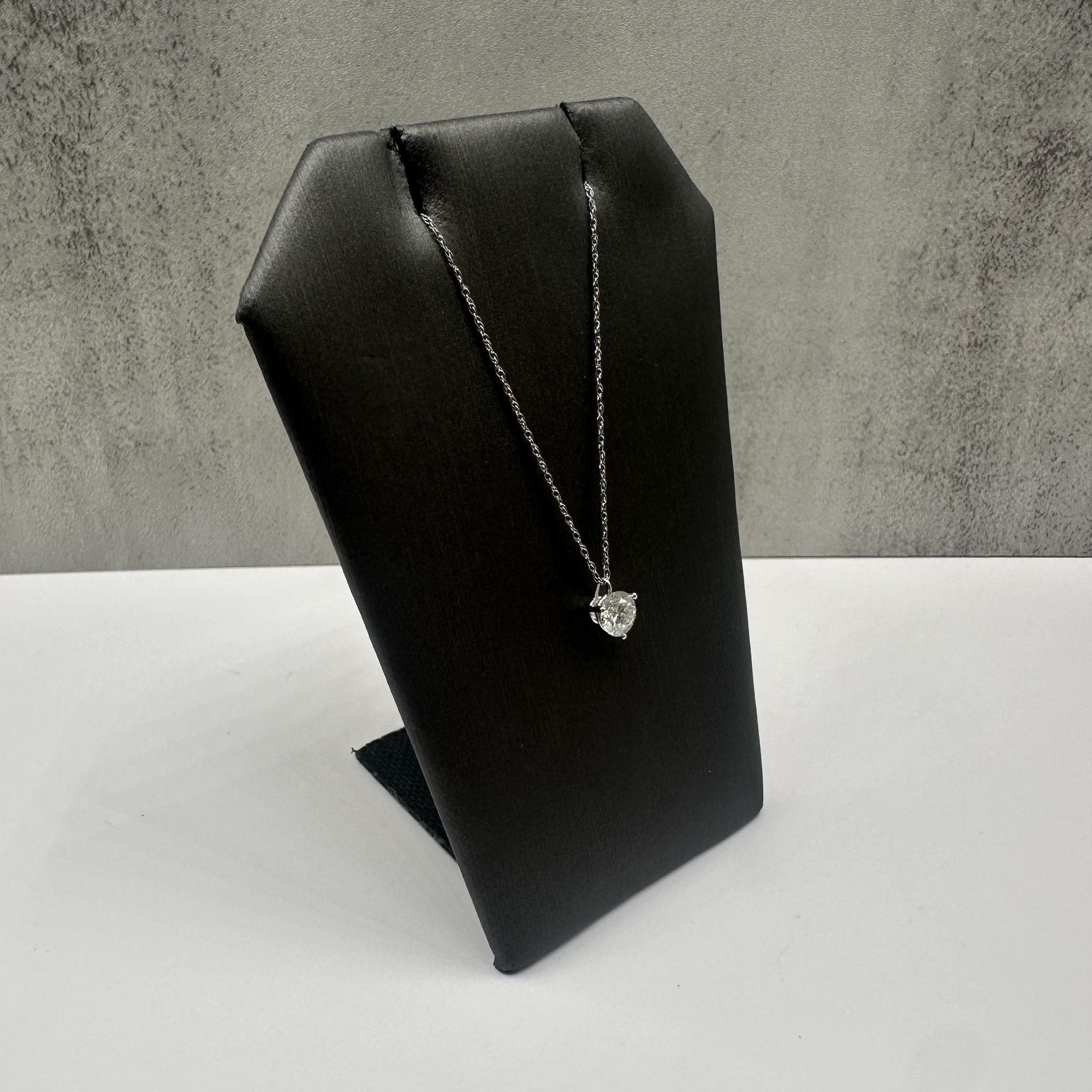 Questa intramontabile collana con solitario di diamanti in oro bianco 14 carati presenta un diamante rotondo HI I1 naturale da 0,50 carati incastonato in una classica montatura a tre punte. Il design minimalista permette di mettere in primo piano la