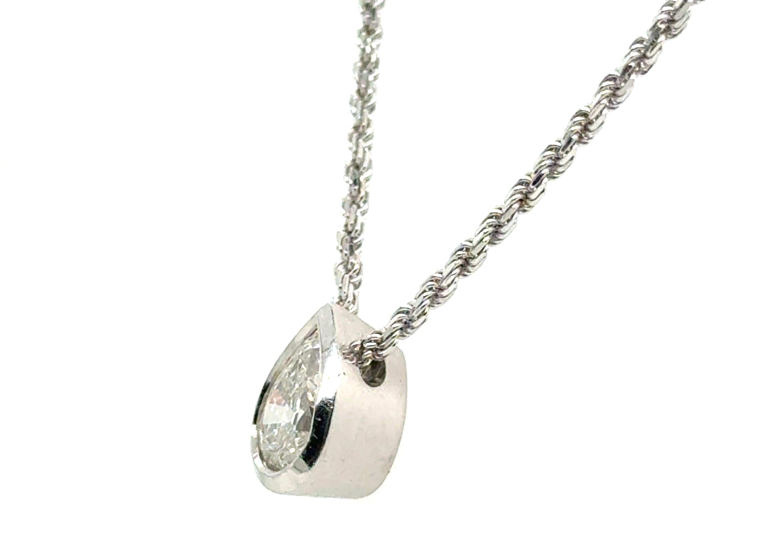 Taille poire Pendentif solitaire en diamant 1 Carat Mined Bezel Set Antique Cut Pear 14K Gold Chai en vente