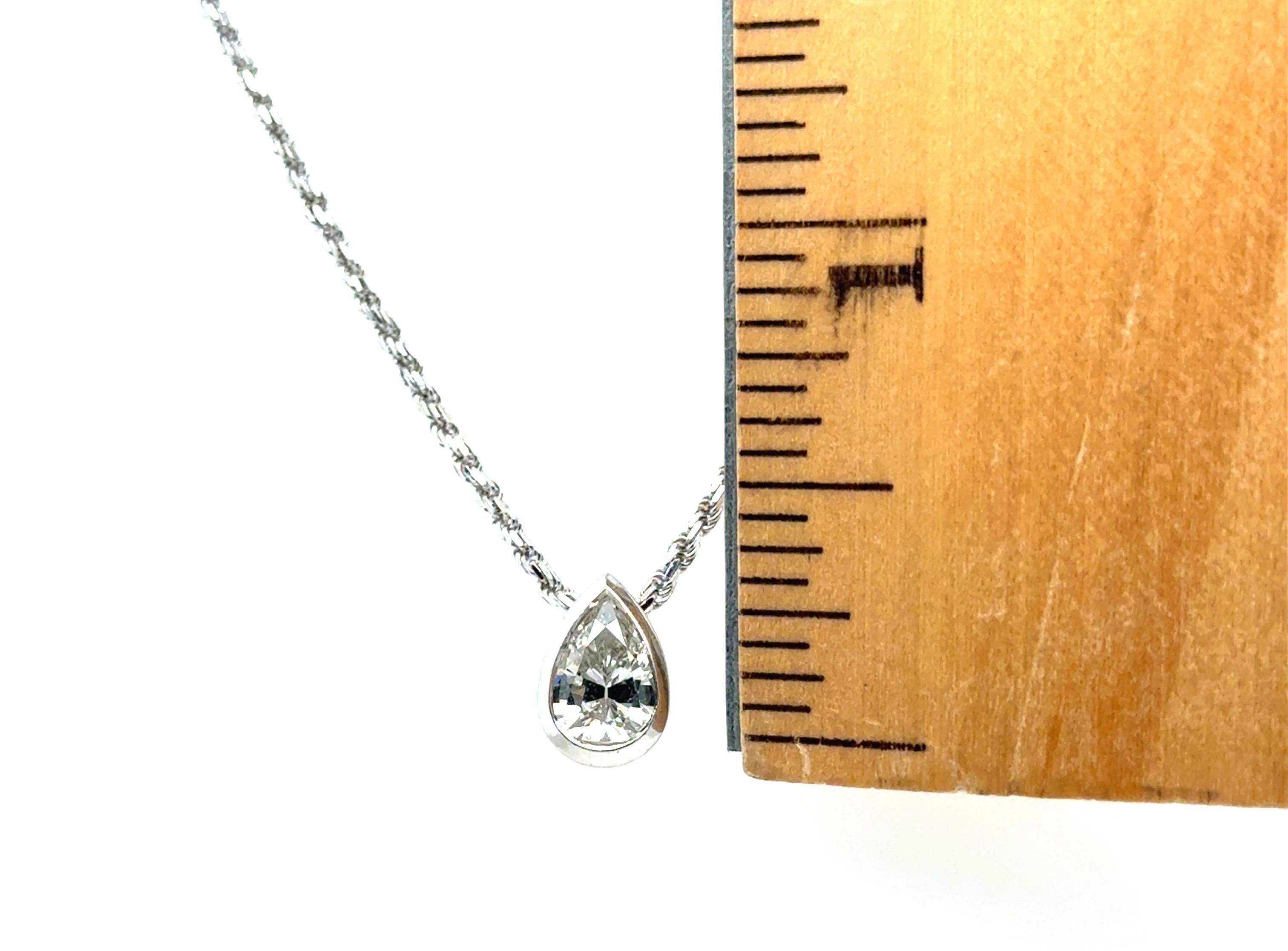 Pendentif solitaire en diamant 1 Carat Mined Bezel Set Antique Cut Pear 14K Gold Chai en vente 1