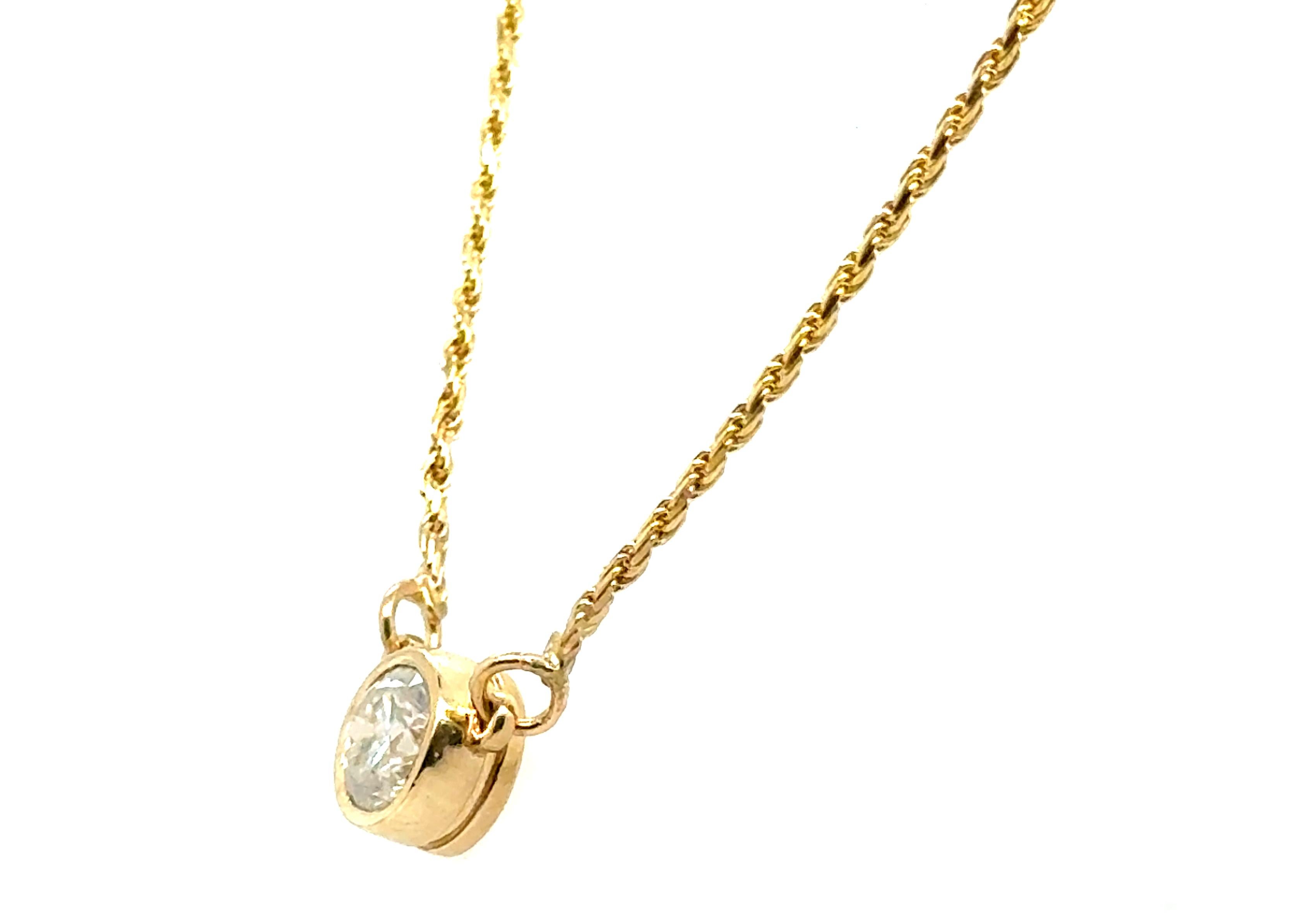 Taille ronde Pendentif solitaire en or jaune 14 carats serti d'un chaton de 1 carat et d'une chaîne RBC en or jaune 1 carat en vente