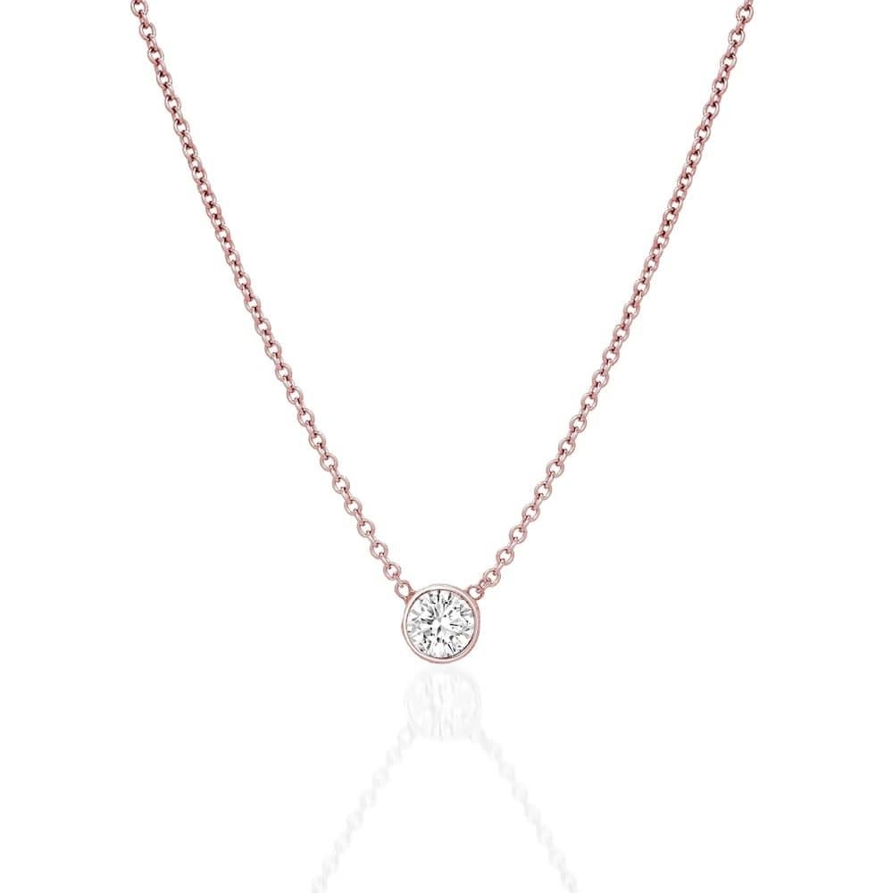 Pendentif solitaire en diamant, magnifiquement serti dans un style lunette pour un look moderne et classique à la fois. Réalisé en or 14k, ce collier met en valeur un diamant naturel brillant de taille ronde, offrant un mélange parfait de