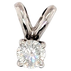 Collana con ciondolo solitario con diamante da 0,10 ct, taglio brillante rotondo, oro bianco 14K