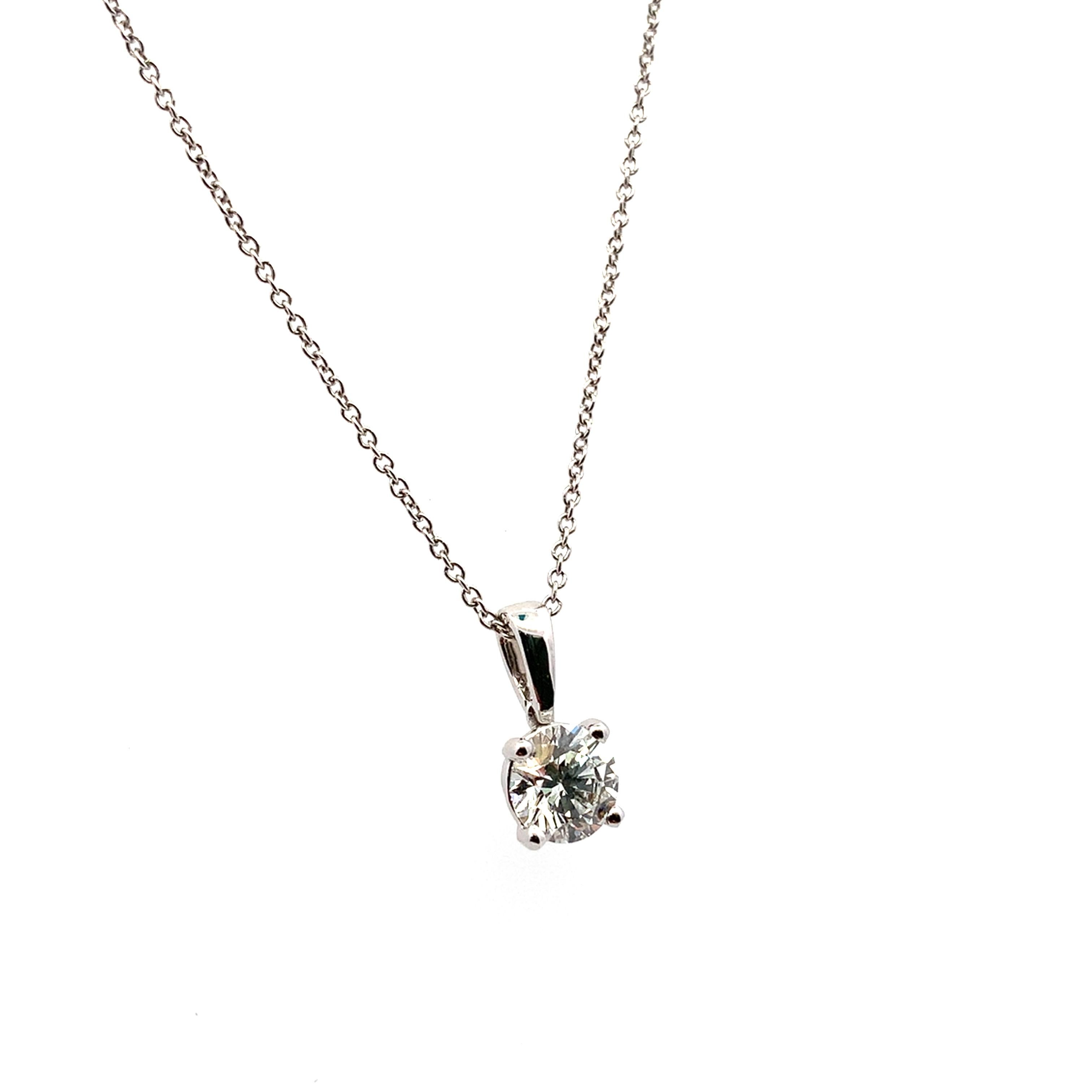 Diamond Solitaire pendant necklace 18k white gold In New Condition For Sale In London, GB