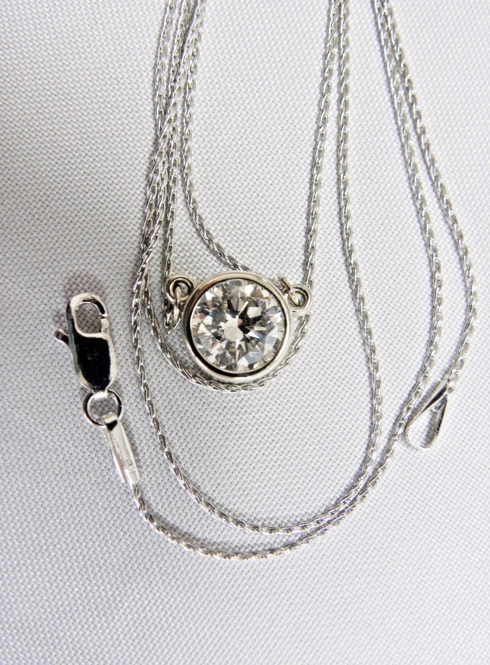 Collier pendentif solitaire en diamants ronds de 1,50 carat en vente 2