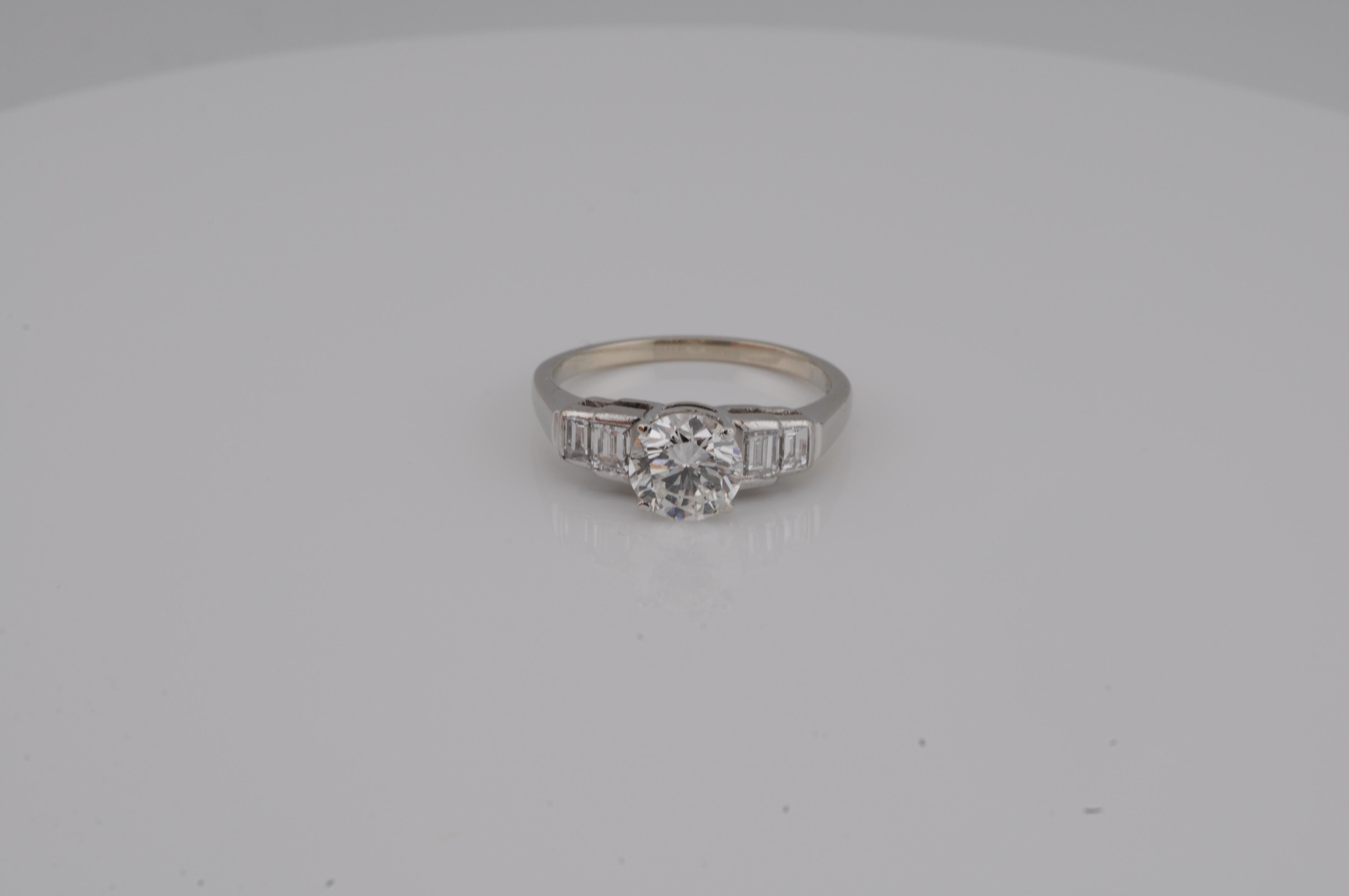 Anello solitario con diamante da 1,10 carati e accenti baguette - VVS2 / I / VG in vendita 5