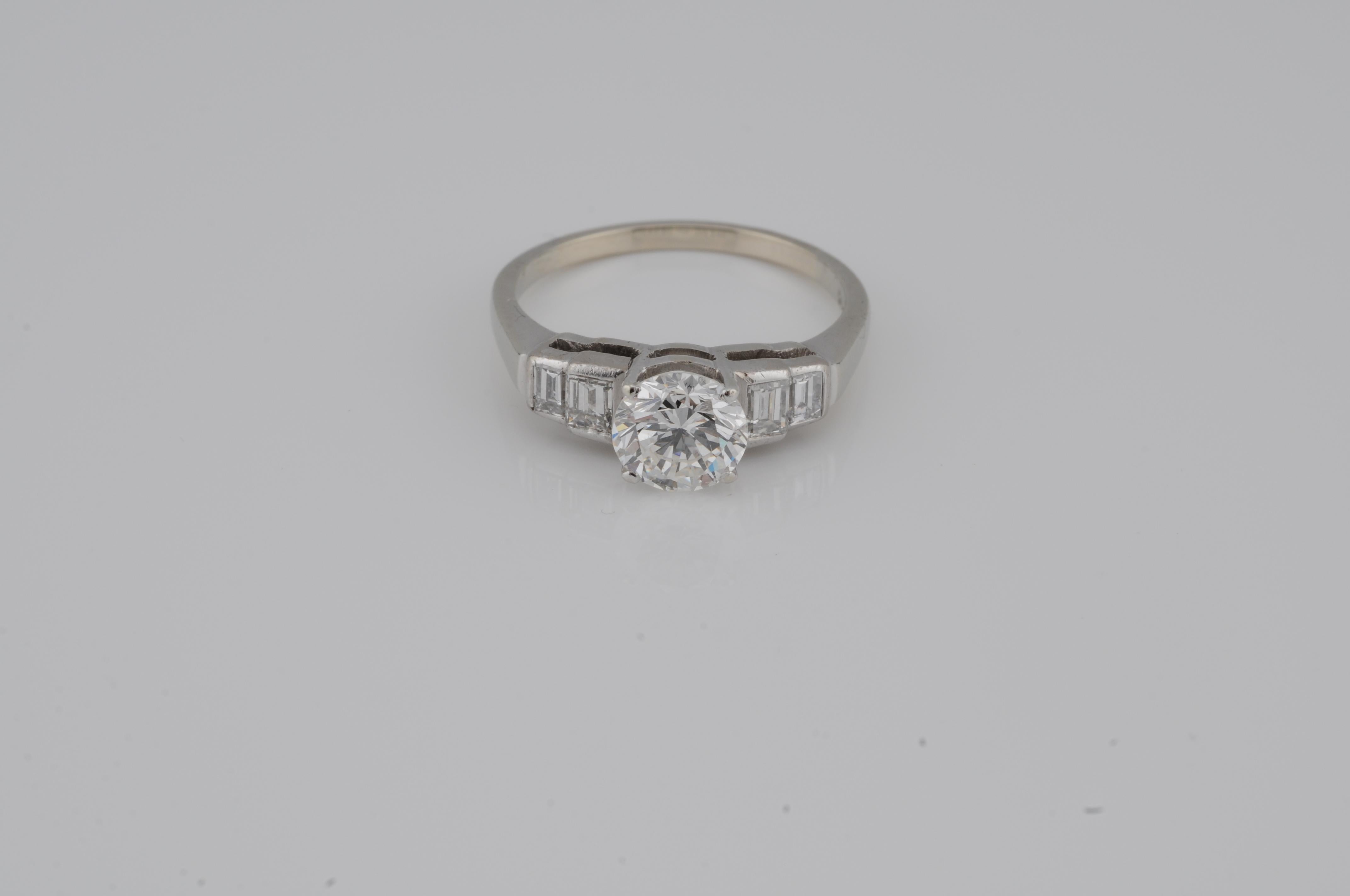 Anello solitario con diamante da 1,10 carati e accenti baguette - VVS2 / I / VG in vendita 6