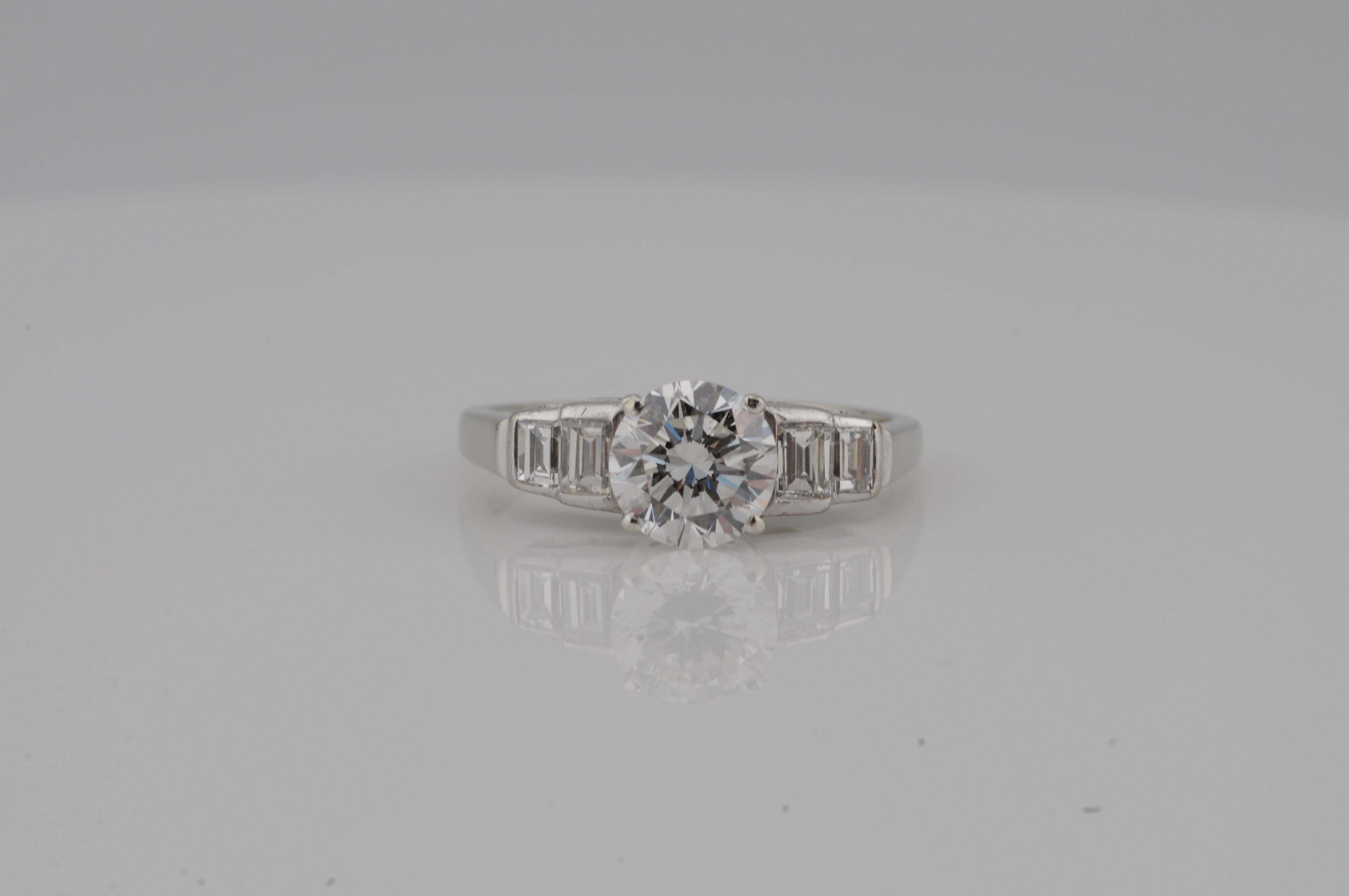 Un anello solitario con diamante senza tempo, dalle proporzioni raffinate e dall'eccellente brillantezza. Le pietre laterali con taglio a baguette aggiungono un'elegante struttura alla presenza del diamante centrale.


Pietra principale