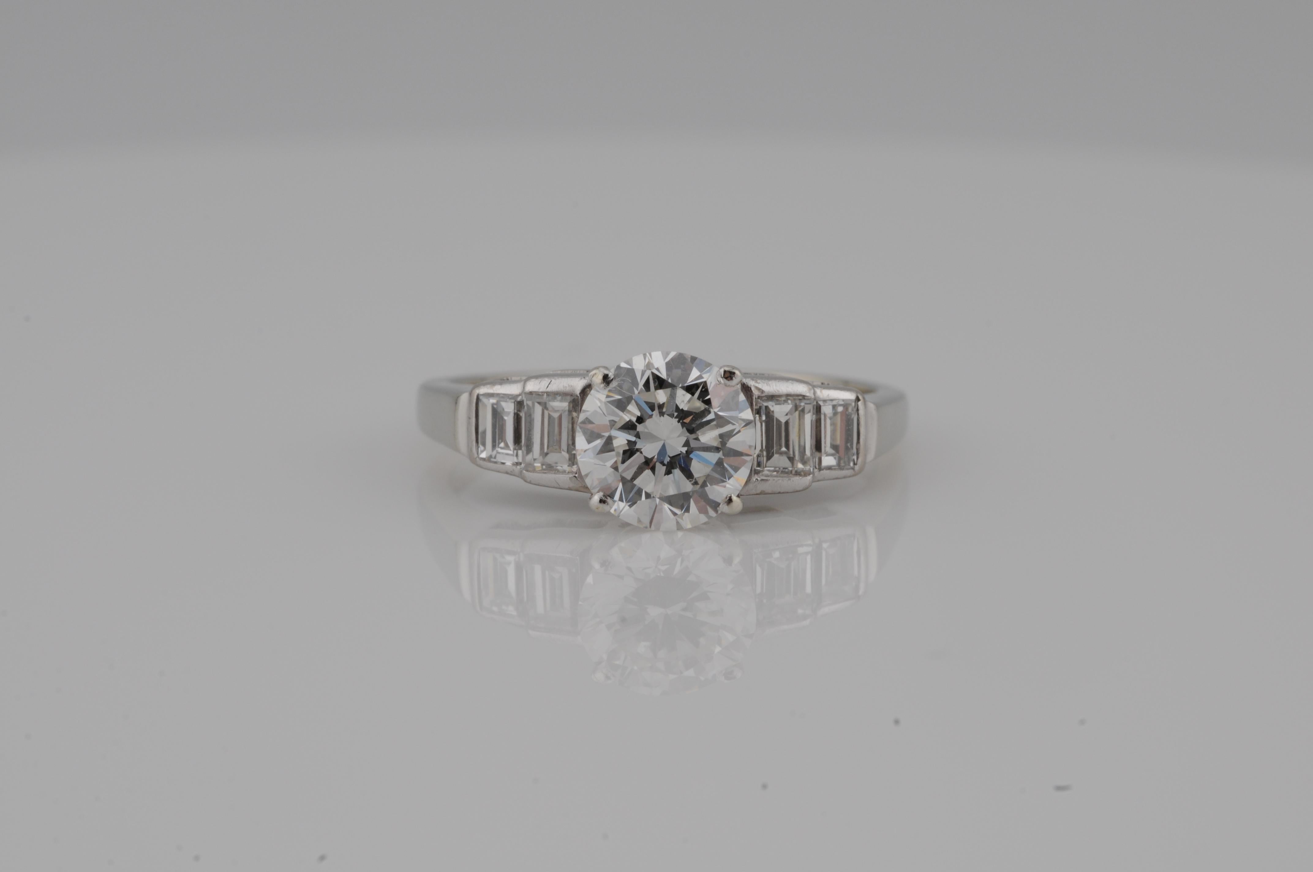 Estetismo Anello solitario con diamante da 1,10 carati e accenti baguette - VVS2 / I / VG in vendita