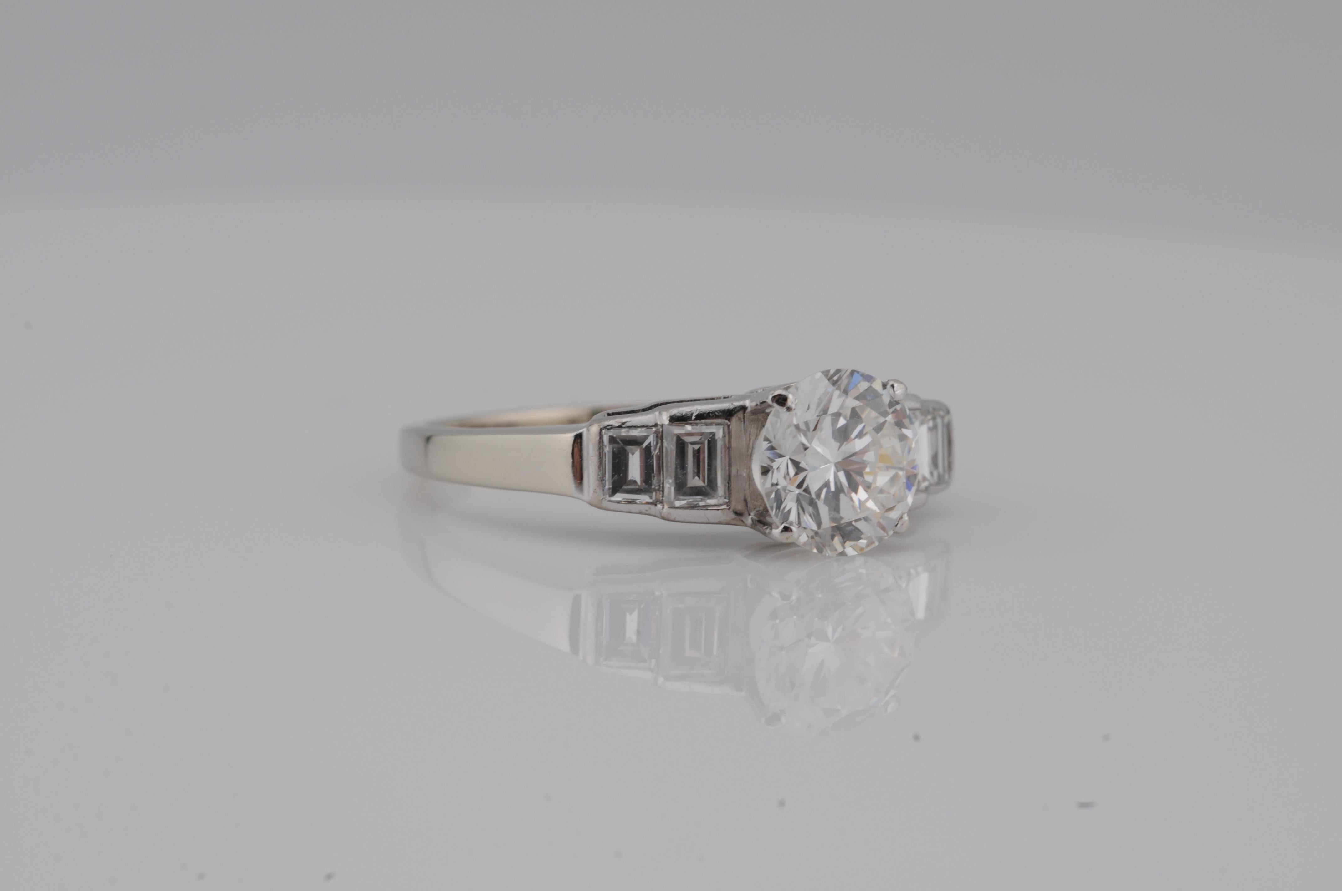 Taglio brillante Anello solitario con diamante da 1,10 carati e accenti baguette - VVS2 / I / VG in vendita