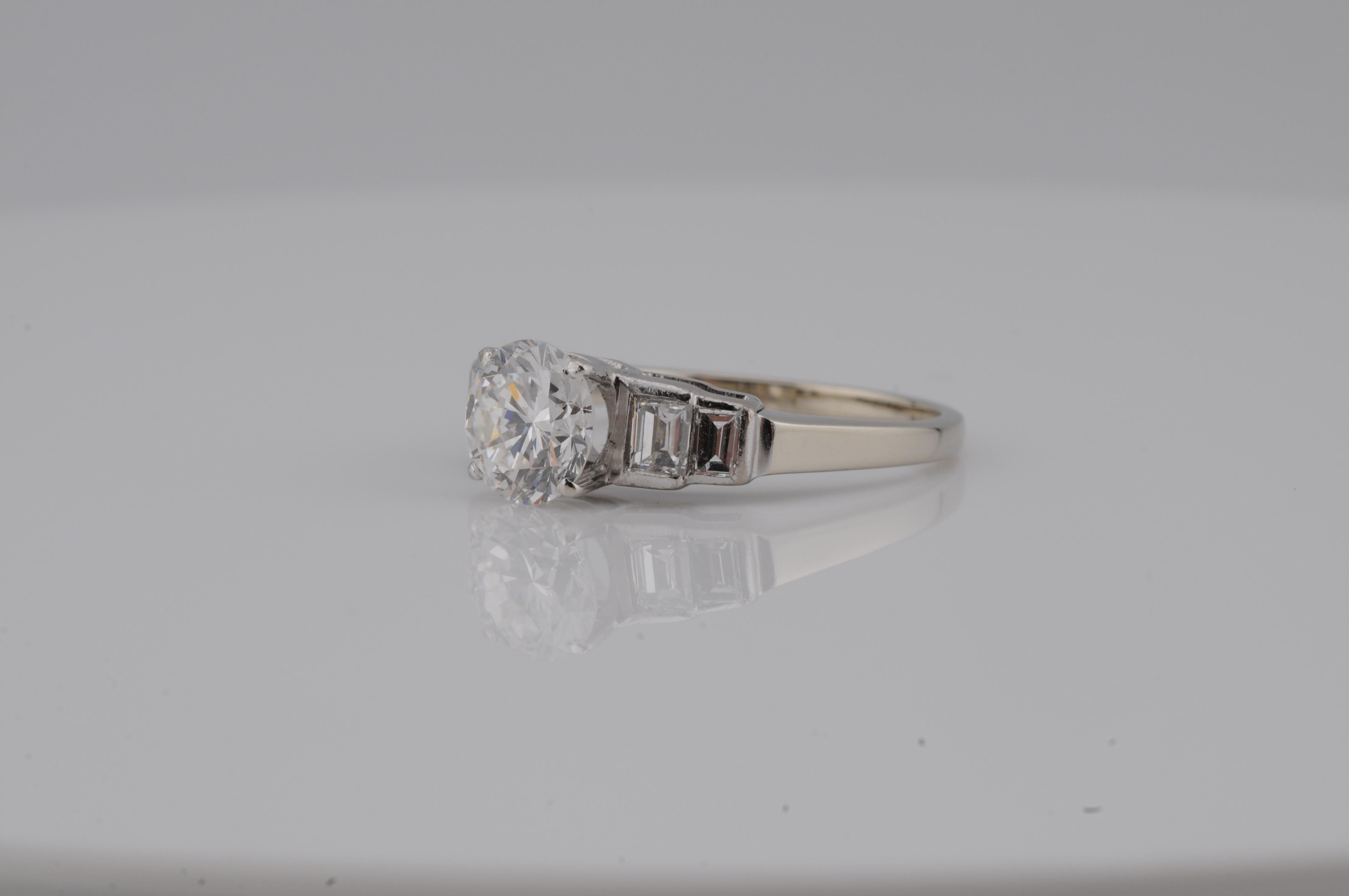 Anello solitario con diamante da 1,10 carati e accenti baguette - VVS2 / I / VG In condizioni buone in vendita a Berlin, BE