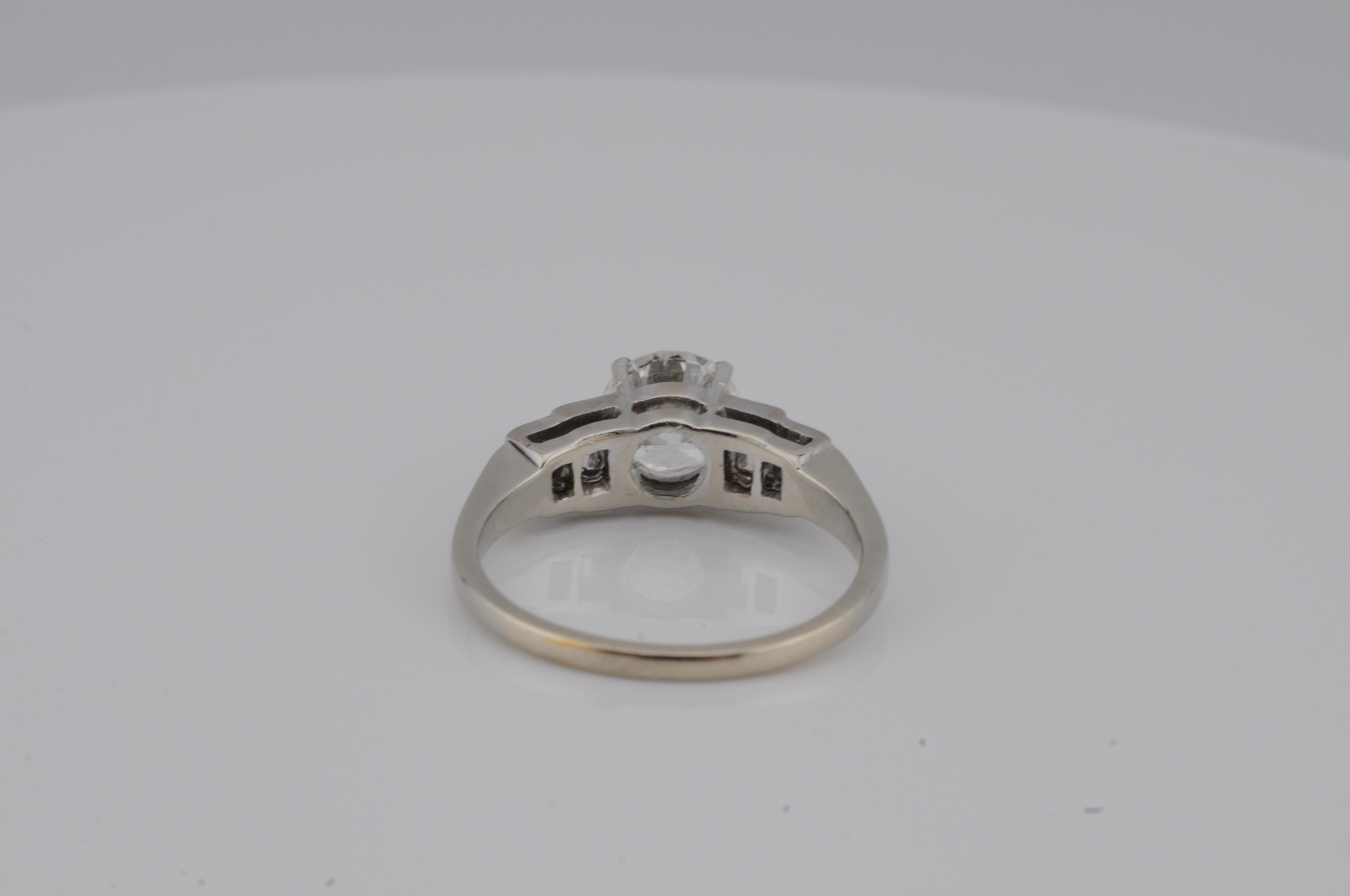 Anello solitario con diamante da 1,10 carati e accenti baguette - VVS2 / I / VG in vendita 1