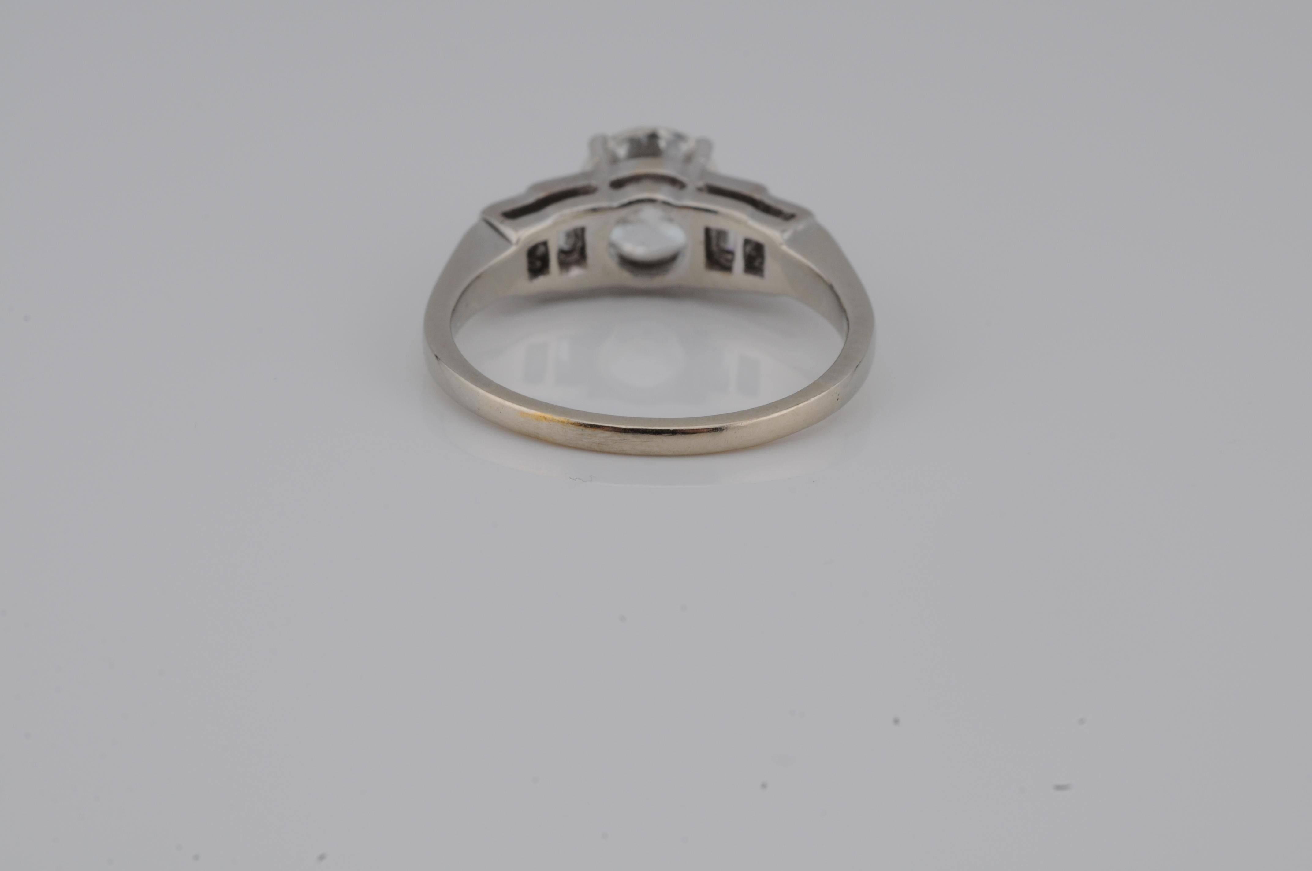 Anello solitario con diamante da 1,10 carati e accenti baguette - VVS2 / I / VG in vendita 2