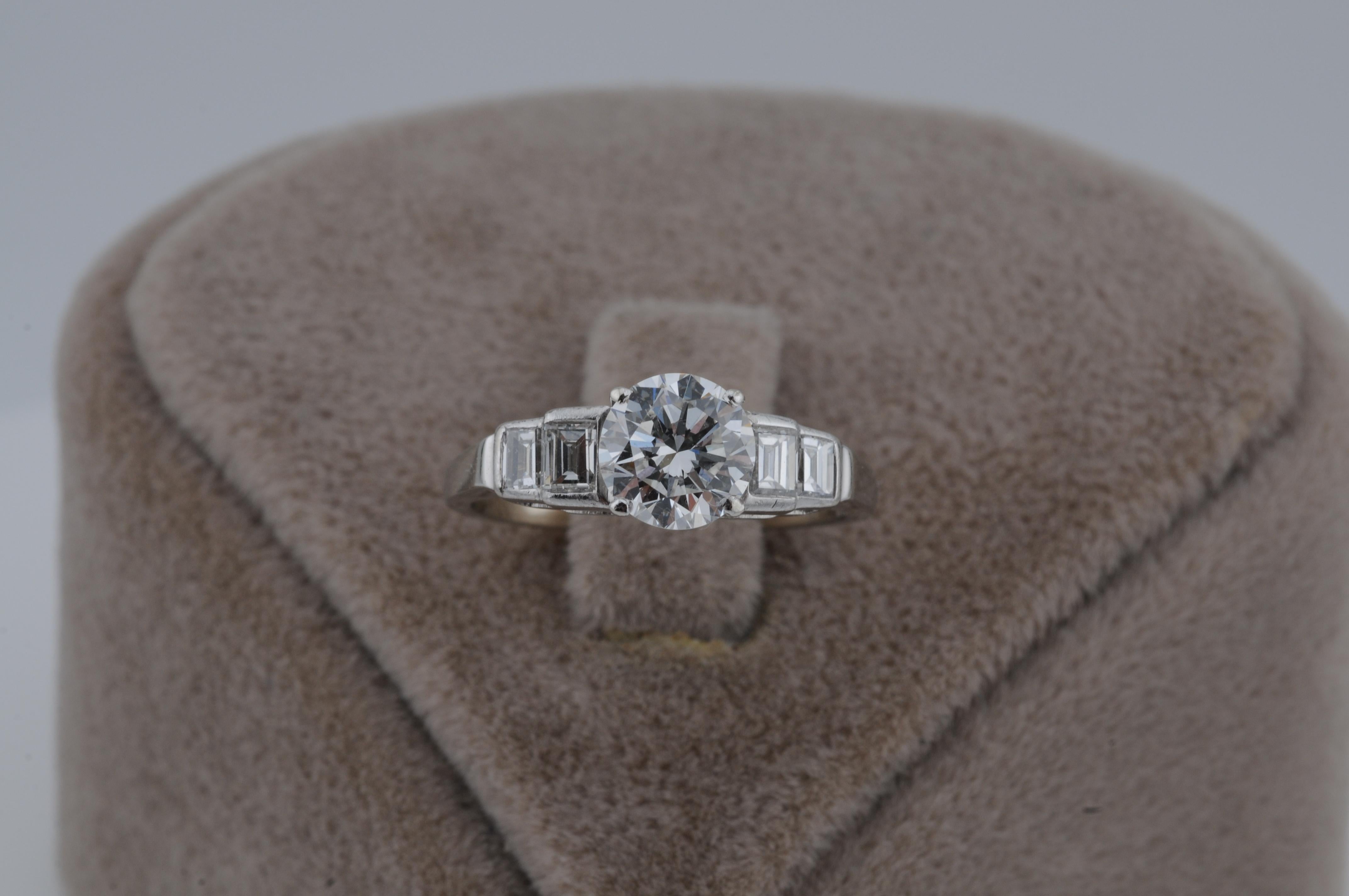 Anello solitario con diamante da 1,10 carati e accenti baguette - VVS2 / I / VG in vendita 3