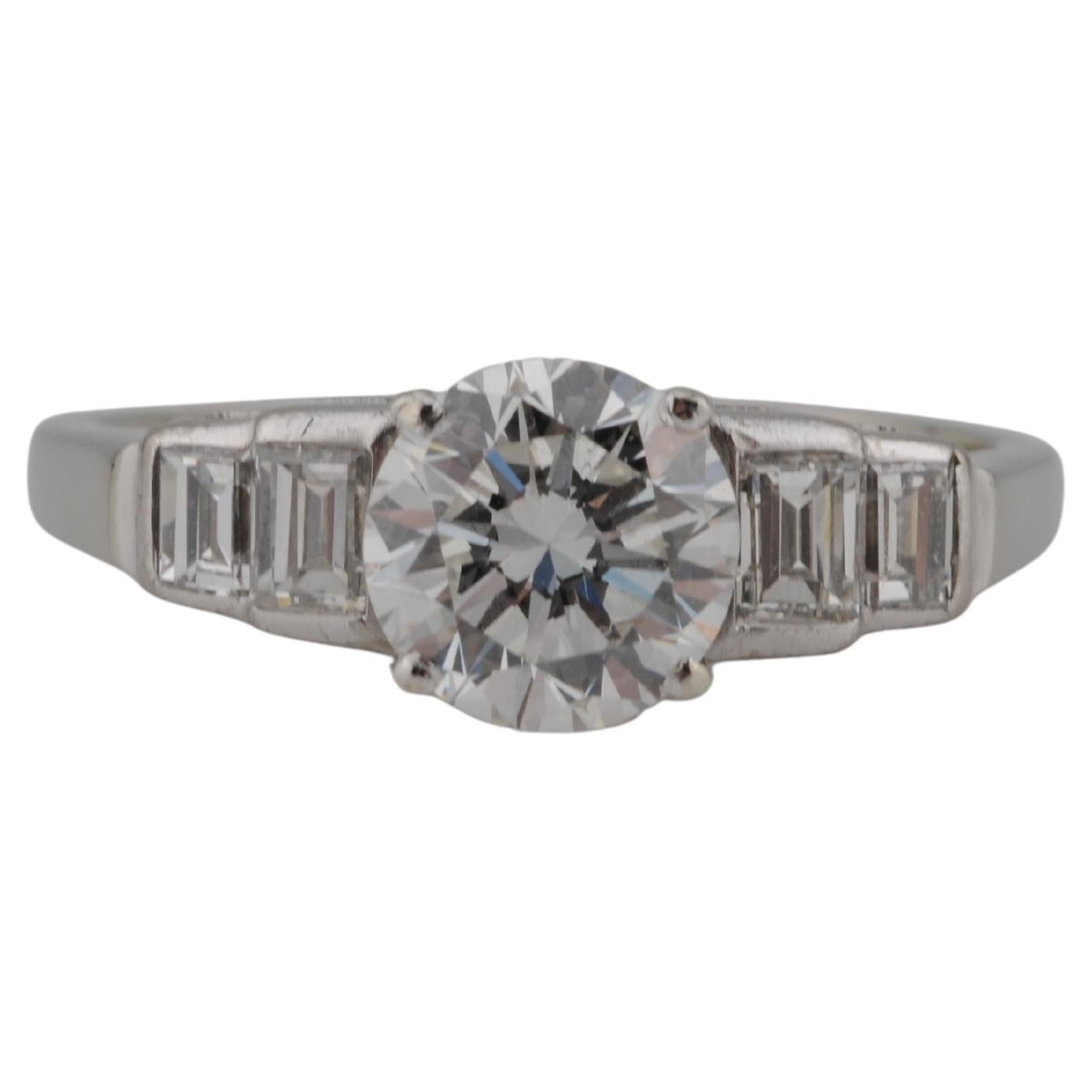 Anillo Solitario de Diamantes 1.10ct con Acentos Baguette - VVS2 / I / VG