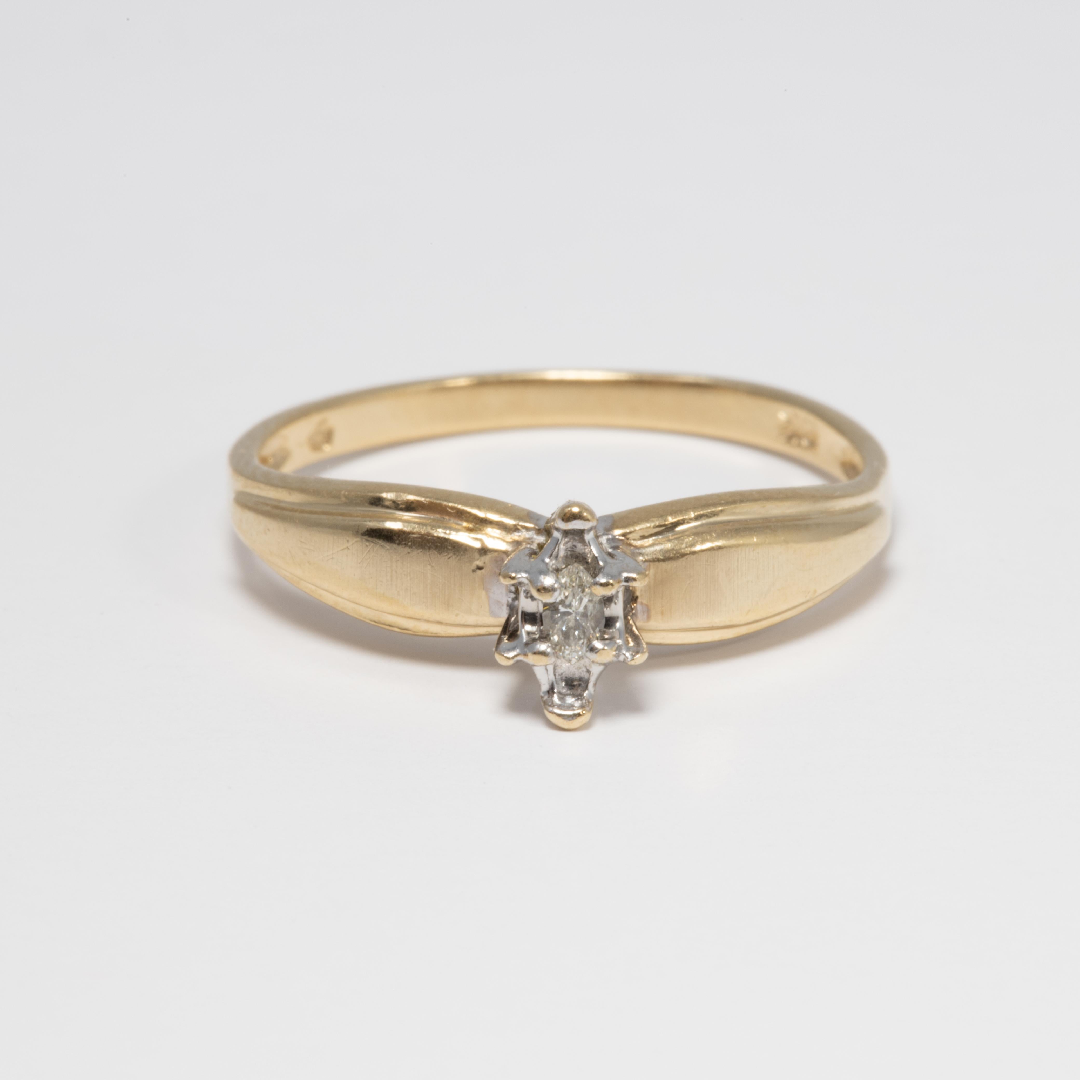 Diamant- Solitär-Ring, 14 Gelb- und Weißgold, erhabene Fassung, 0,05 Karat Marquise (Marquiseschliff) im Angebot