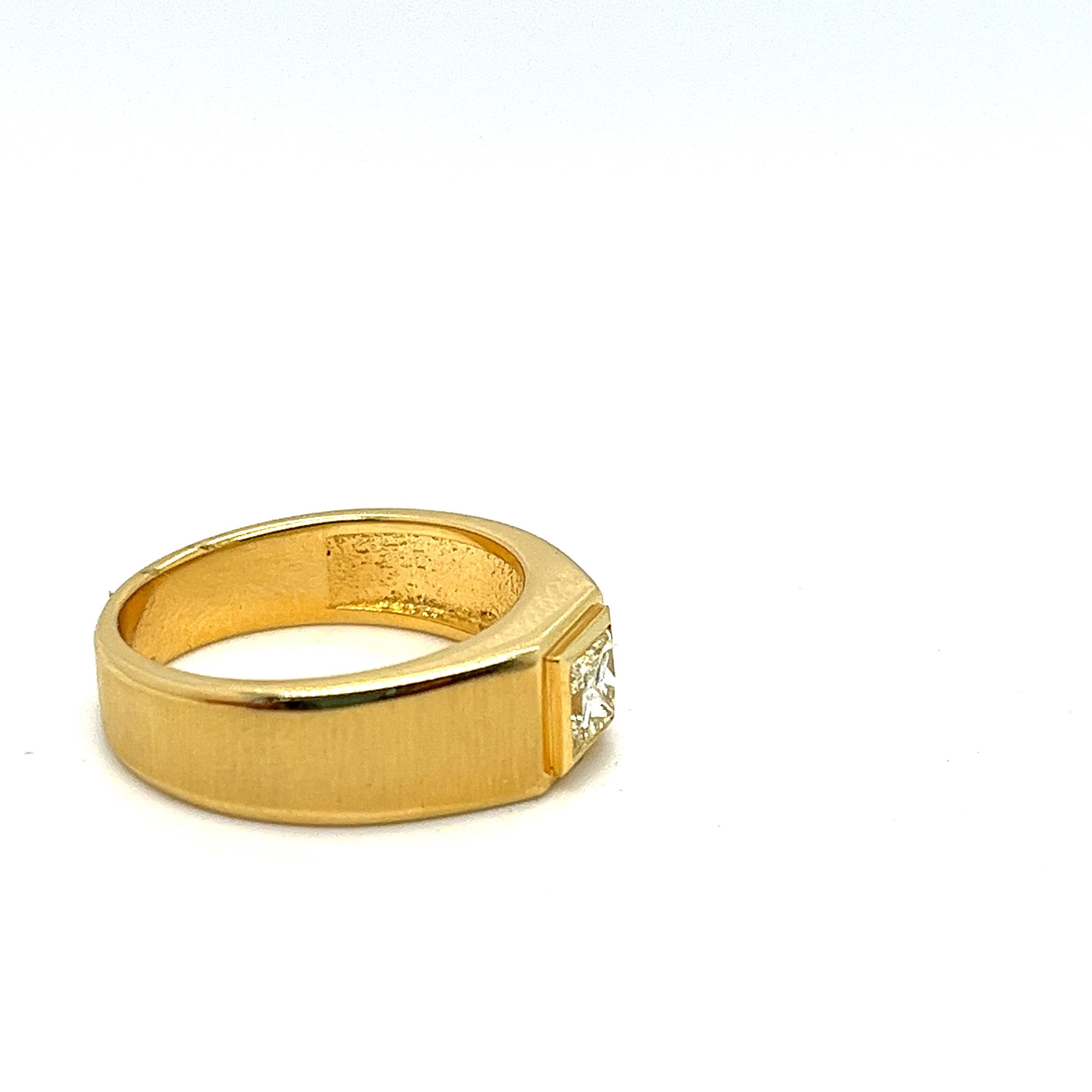 Diamond Solitaire Ring, 14K Yellow Gold  In New Condition For Sale In Miami, FL