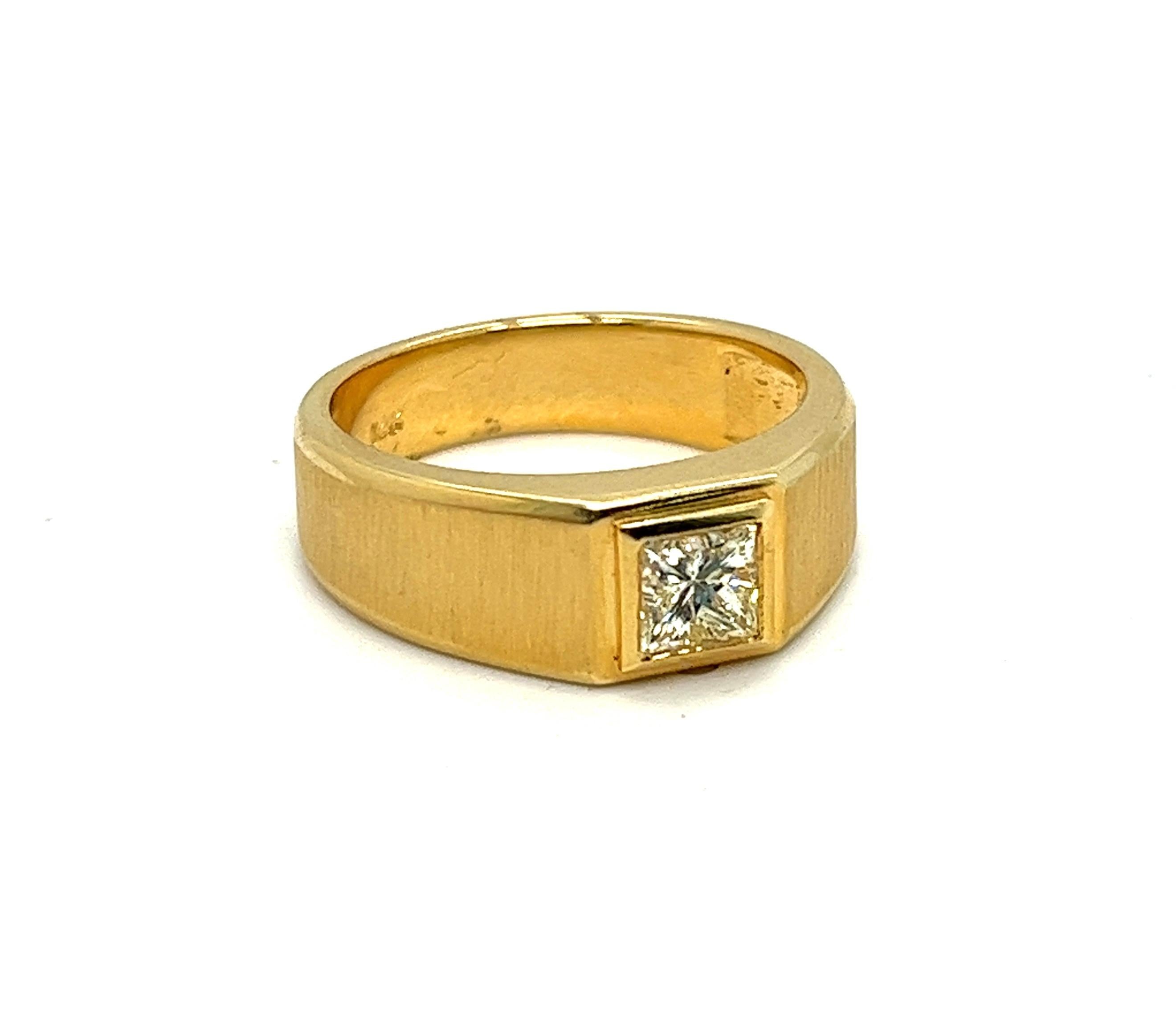 Diamond Solitaire Ring, 14K Yellow Gold  For Sale 1