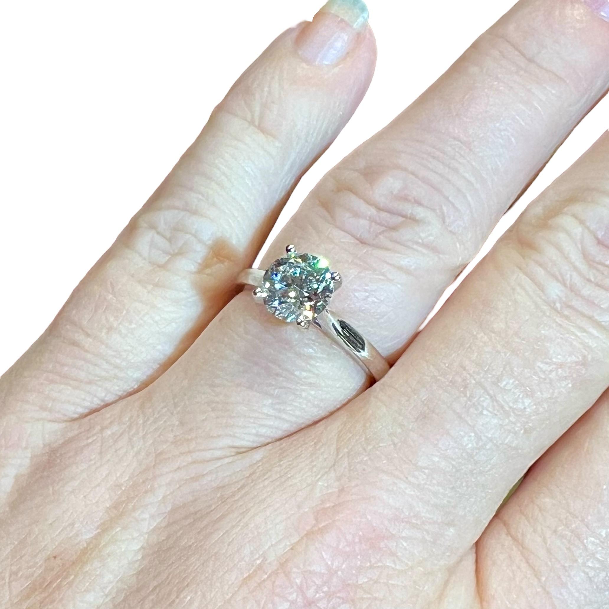 18 carat white gold solitaire ring set with a 1.51ct diamond accompanied by its HRD certificate,
placing the diamond for color G and clarity VVs2.
total weight of the ring: 4.05 gr.
ring size: 53
resizing offered.
Laboratory certificate provided