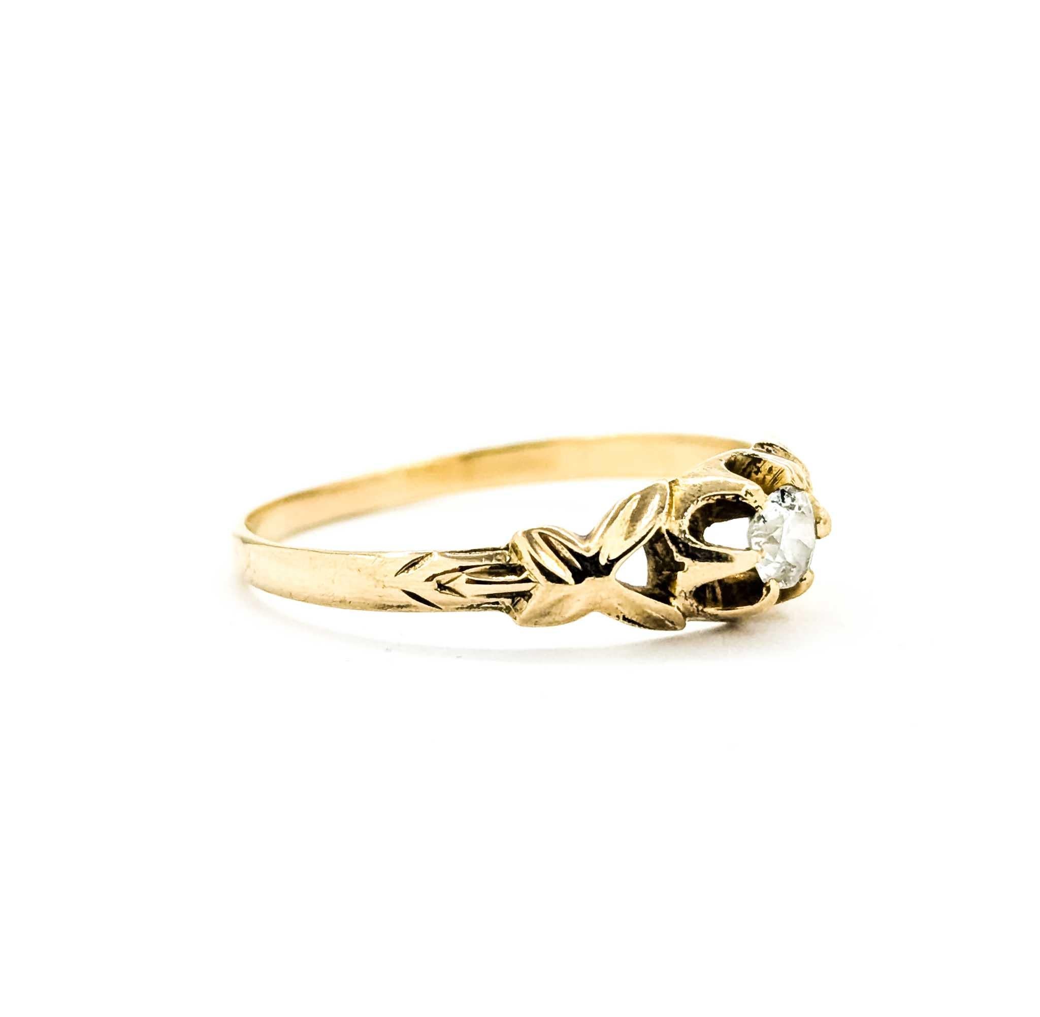 Anello con solitario di diamanti in oro giallo 14k

Ti presentiamo questo squisito anello, realizzato in oro giallo 14k con un design solitario vintage. L'anello presenta uno splendido diamante da 0,18 carati, elegantemente incastonato per catturare