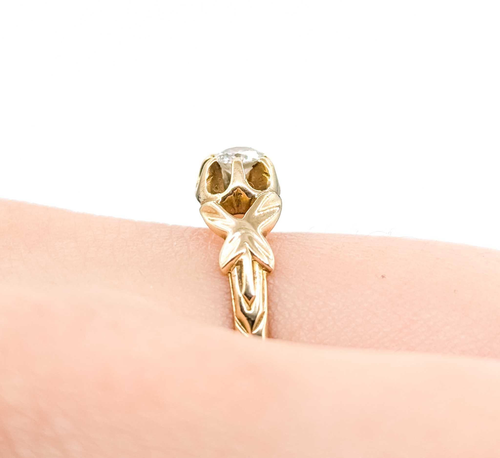 Taglio rotondo Anello con solitario di diamanti in oro giallo 14k in vendita