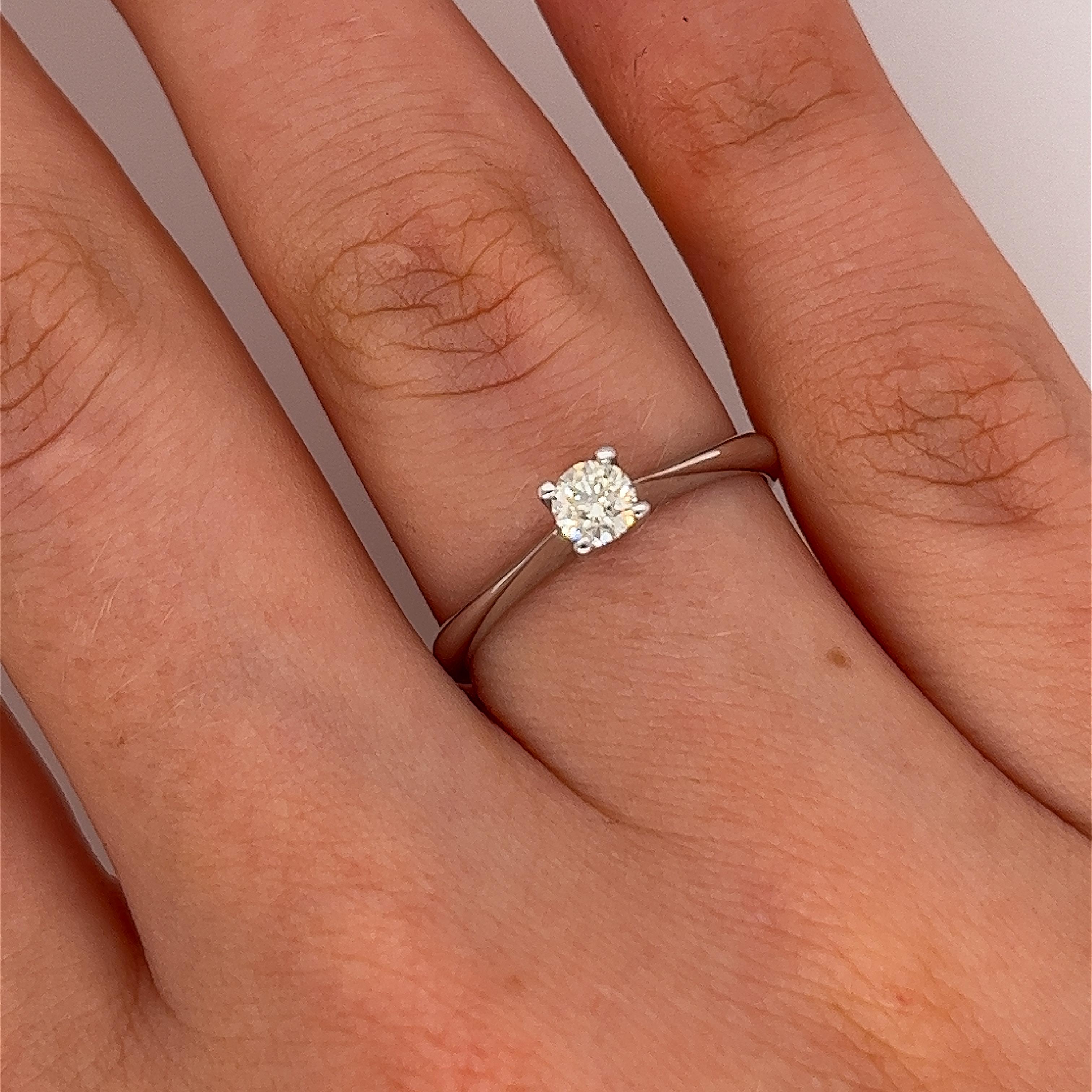 Diamond Solitaire Ring Set With 0.16ct I/SI1 Round Diamond in 18ct White Gold In Excellent Condition For Sale In London, GB