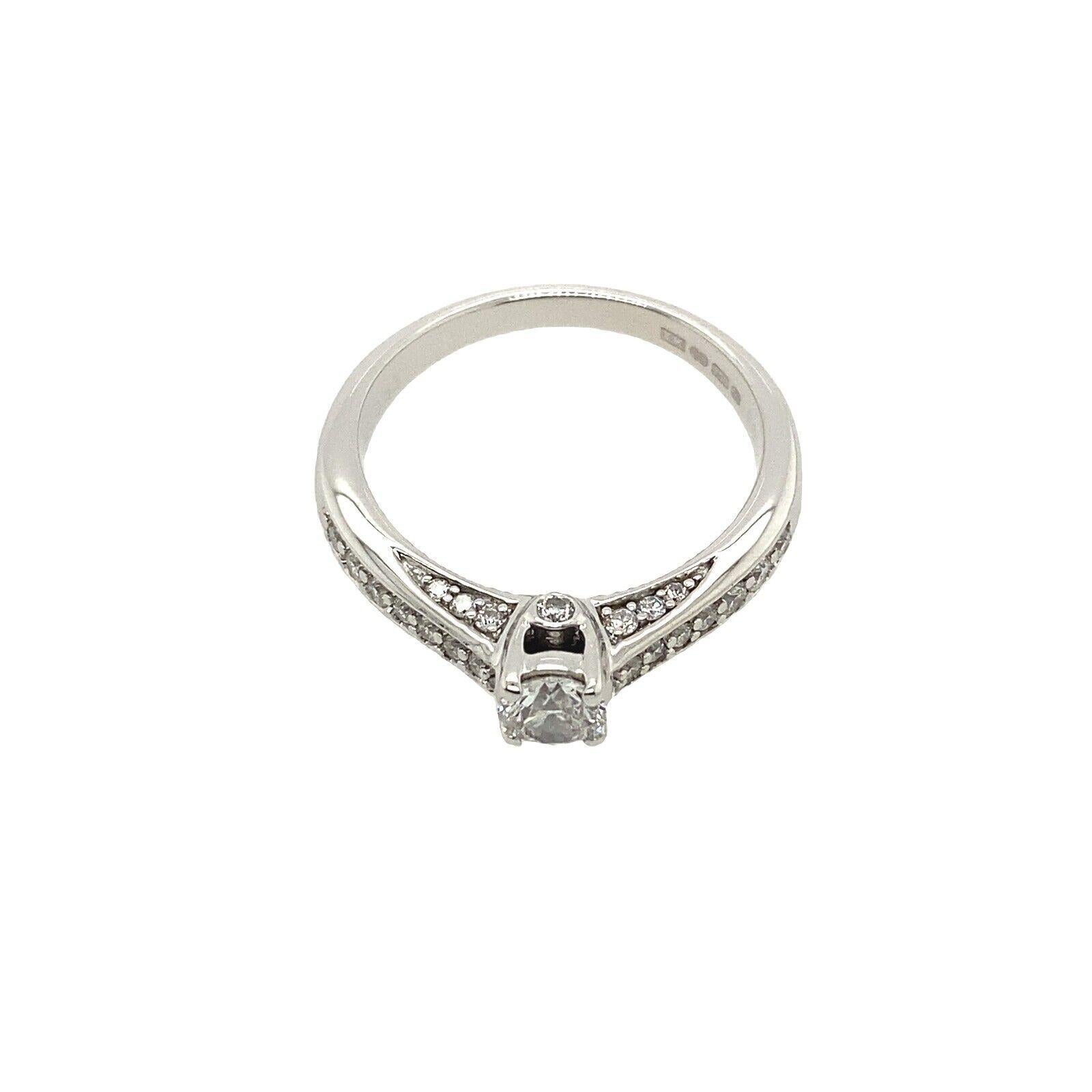Diamond Solitaire Ring Set with 0.25ct Round Diamond in 18ct White Gold In Excellent Condition For Sale In London, GB