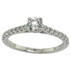 Bague solitaire en or blanc 18 carats sertie d'un diamant rond naturel de 0,30 carat