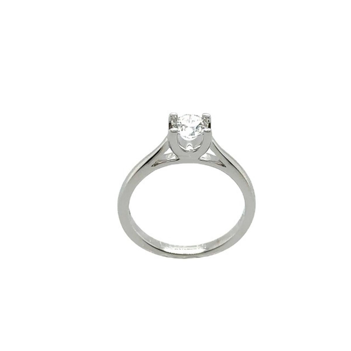Ein eleganter Diamantring für Ihre Verlobung, besetzt mit einem 0,39 Karat runden Naturdiamanten im Brillantschliff in einer 4-Krallen-Fassung aus 18 Karat Weißgold, mit Innengravur 