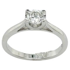 Bague solitaire en or blanc 18 carats sertie d'un diamant rond naturel de 0,39 carat