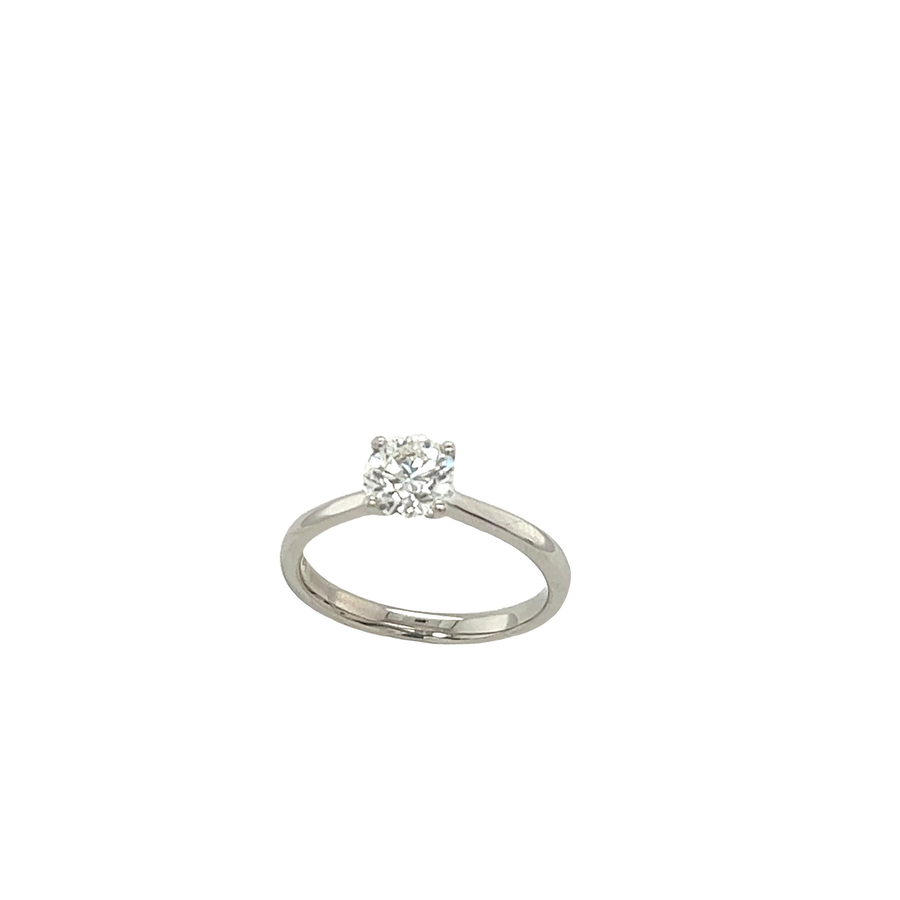 Diamond Solitaire Ring Set With 0.80ct Round Brilliant Cut Diamond For Sale 3