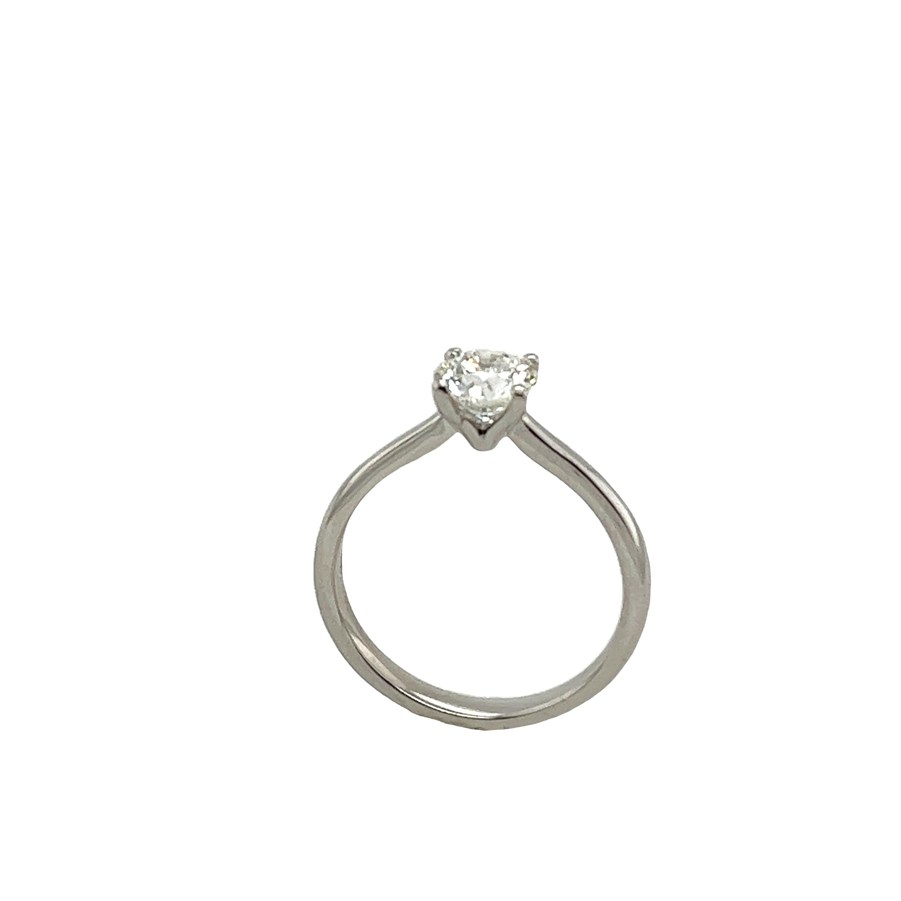 Diamond Solitaire Ring Set With 0.80ct Round Brilliant Cut Diamond For Sale 4