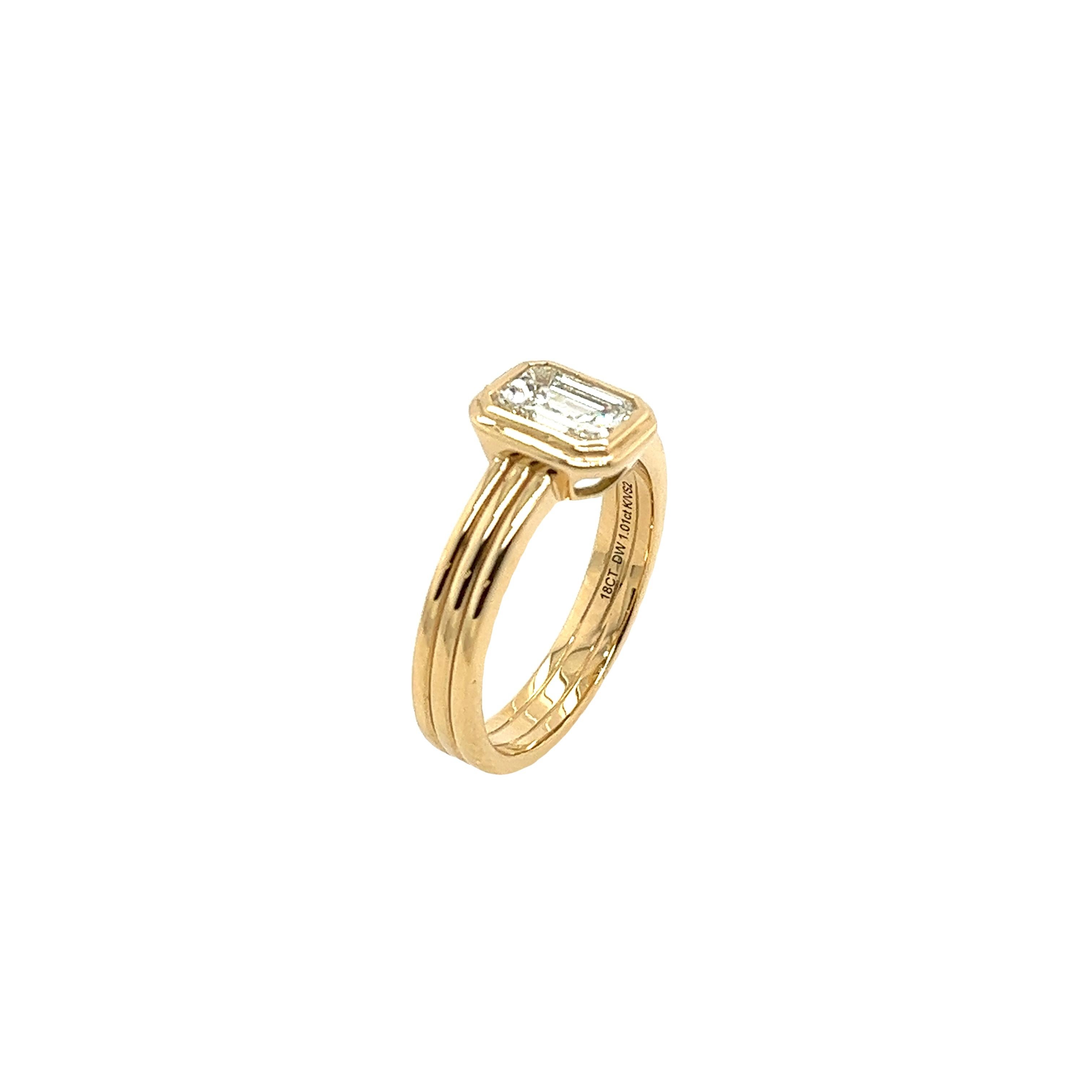 Diamond Solitaire Ring Set With 1.01ct K/VS2 Emerald Cut Diamond, In 18ct Gold In New Condition For Sale In London, GB