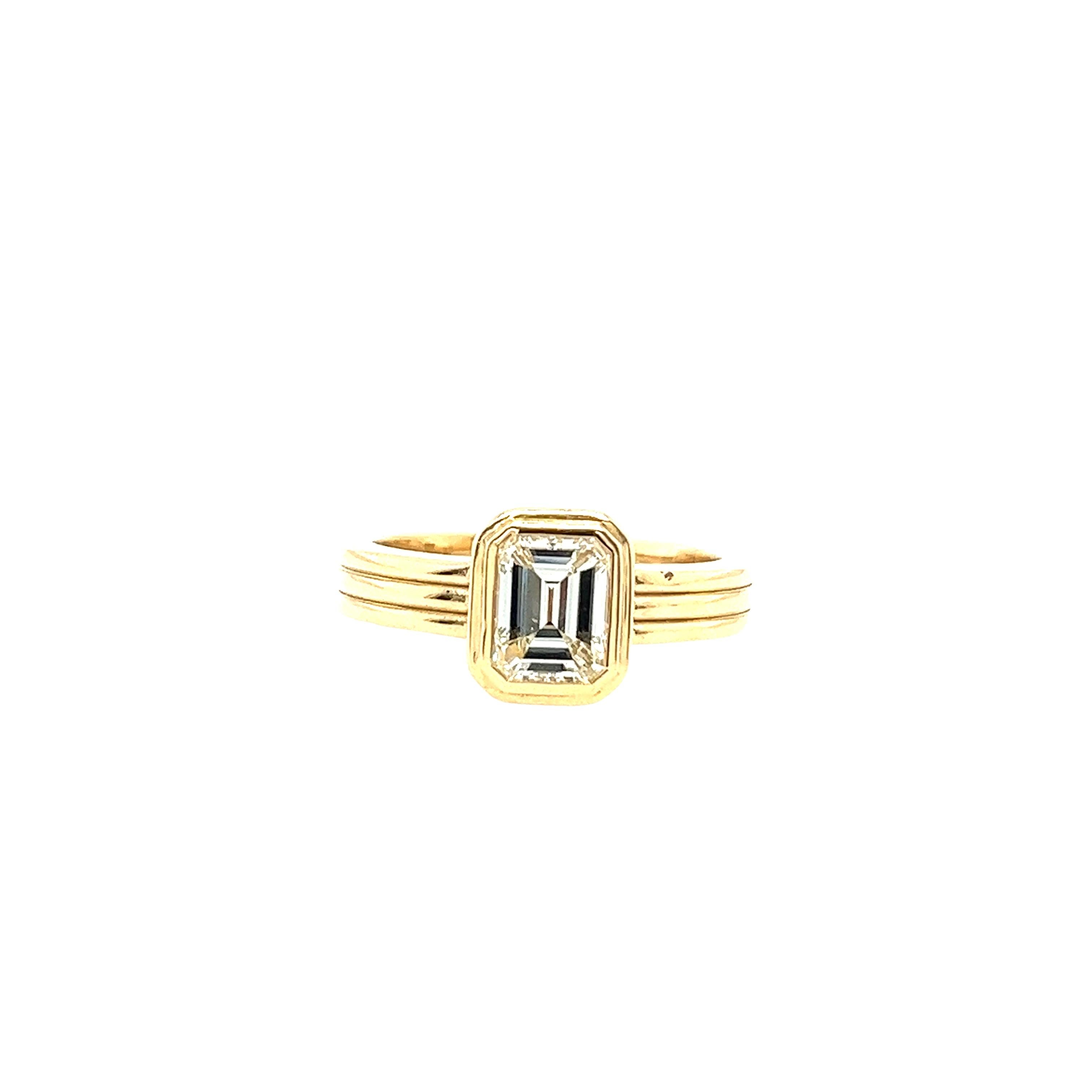 Diamond Solitaire Ring Set With 1.01ct K/VS2 Emerald Cut Diamond, In 18ct Gold For Sale 2