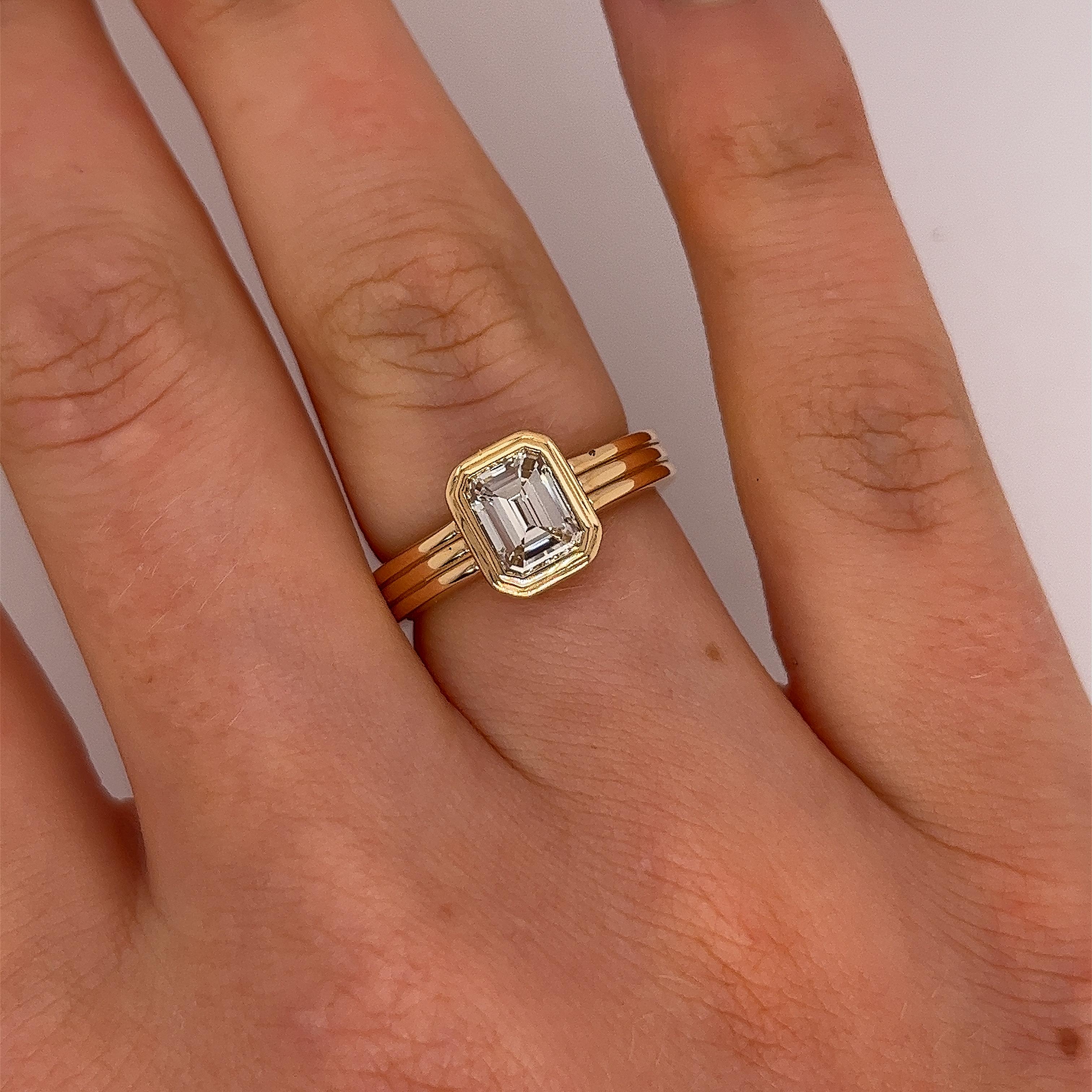 Diamond Solitaire Ring Set With 1.01ct K/VS2 Emerald Cut Diamond, In 18ct Gold For Sale 4