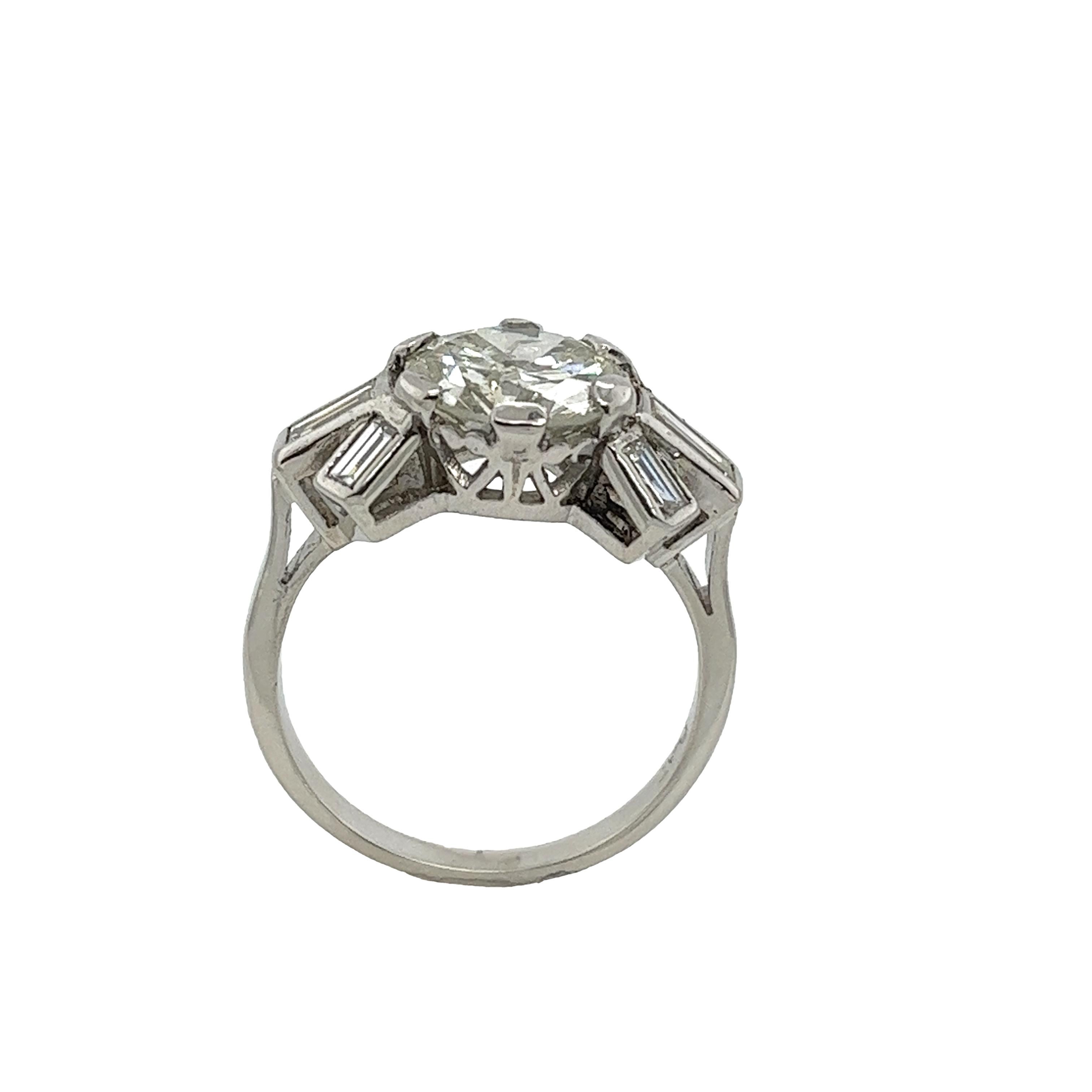 Round Cut Diamond Solitaire Ring Set With 2.62ct L/I2 & 4 Baguette Diamonds For Sale