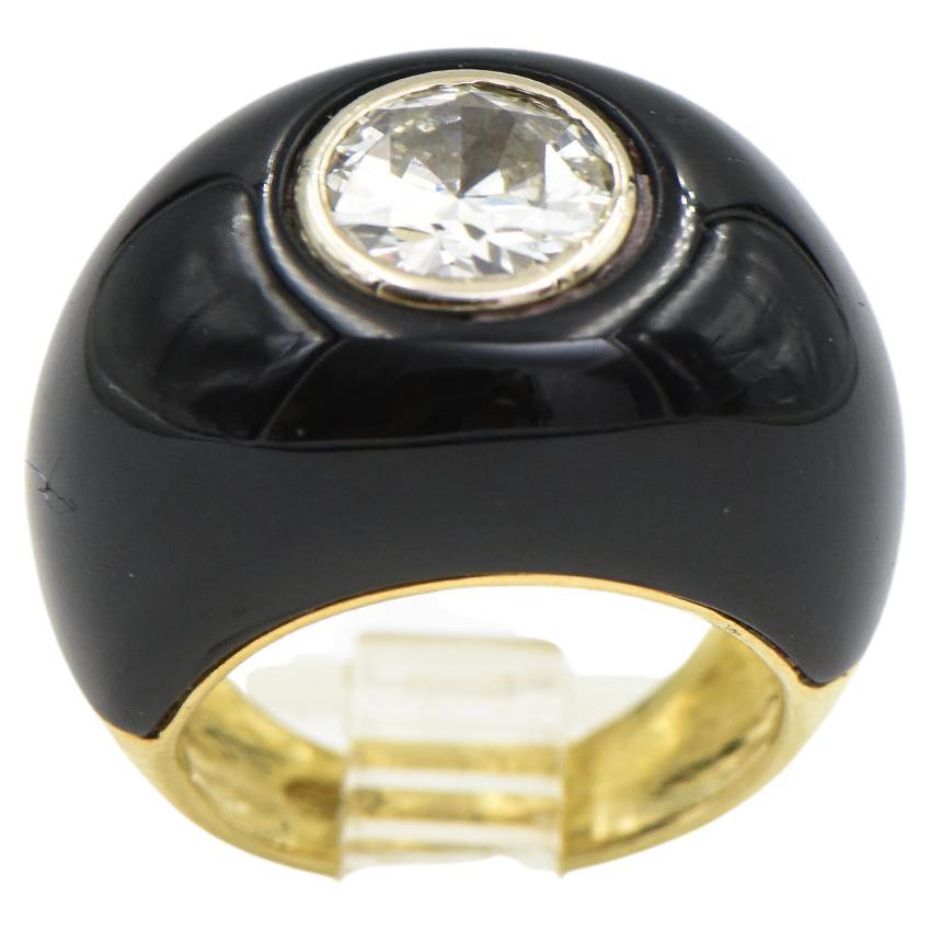 1970's Onyx Kuppel Ring mit Diamant Solitär Lünette innerhalb der Onyx gesetzt.  Der Diamant hat etwa 1,50 Karat.  Die Reinheit ist SI und die Farbe ist ein I-J.  Der Ring ist aus 14k Gelbgold gefertigt.  Sie trägt die Nummer 585.  Es ist eine