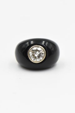 Anello con solitario di diamanti incastonati nell'onice e nell'oro giallo