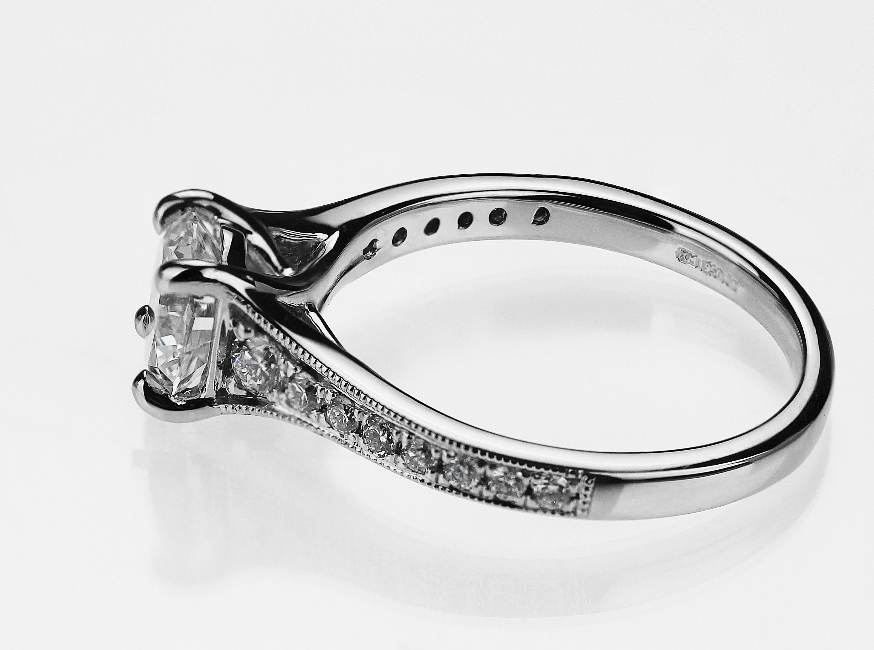 Moderne Bague solitaire en platine avec diamant taille brillant rond de 1,20 carat en vente