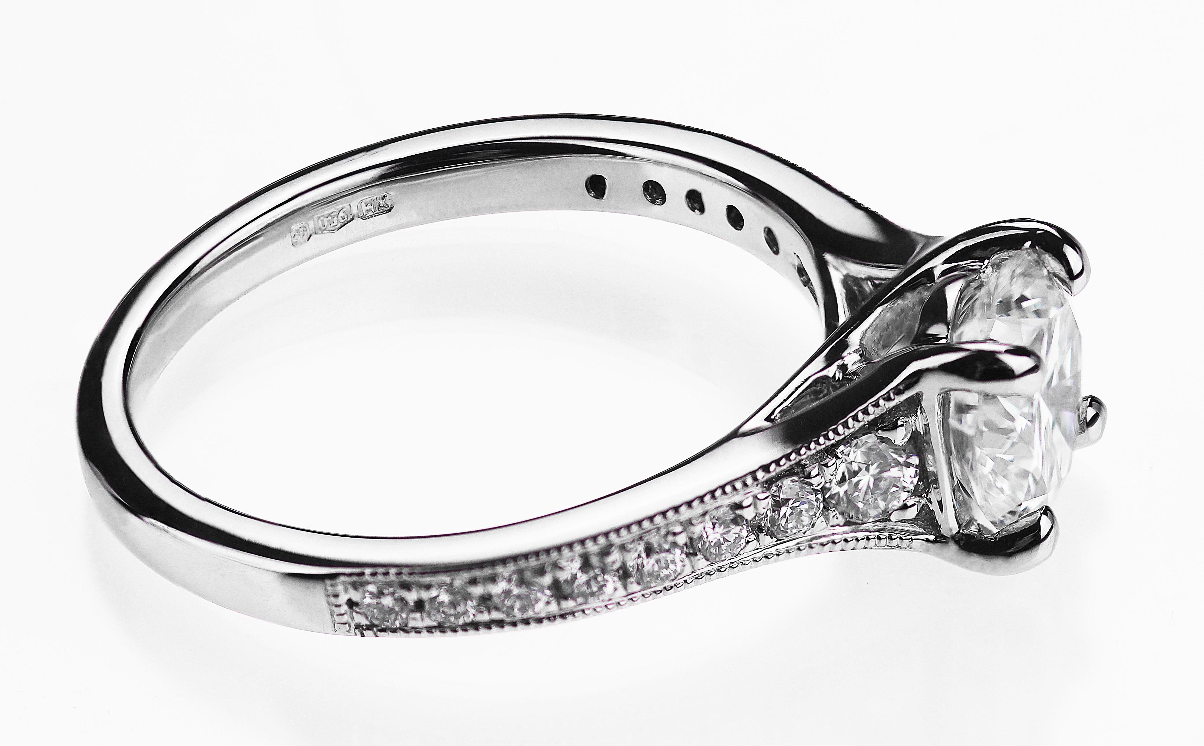 Diamant- Solitär-Ring aus Platin, runder Brillantschliff 1,20 Karat (Rundschliff) im Angebot