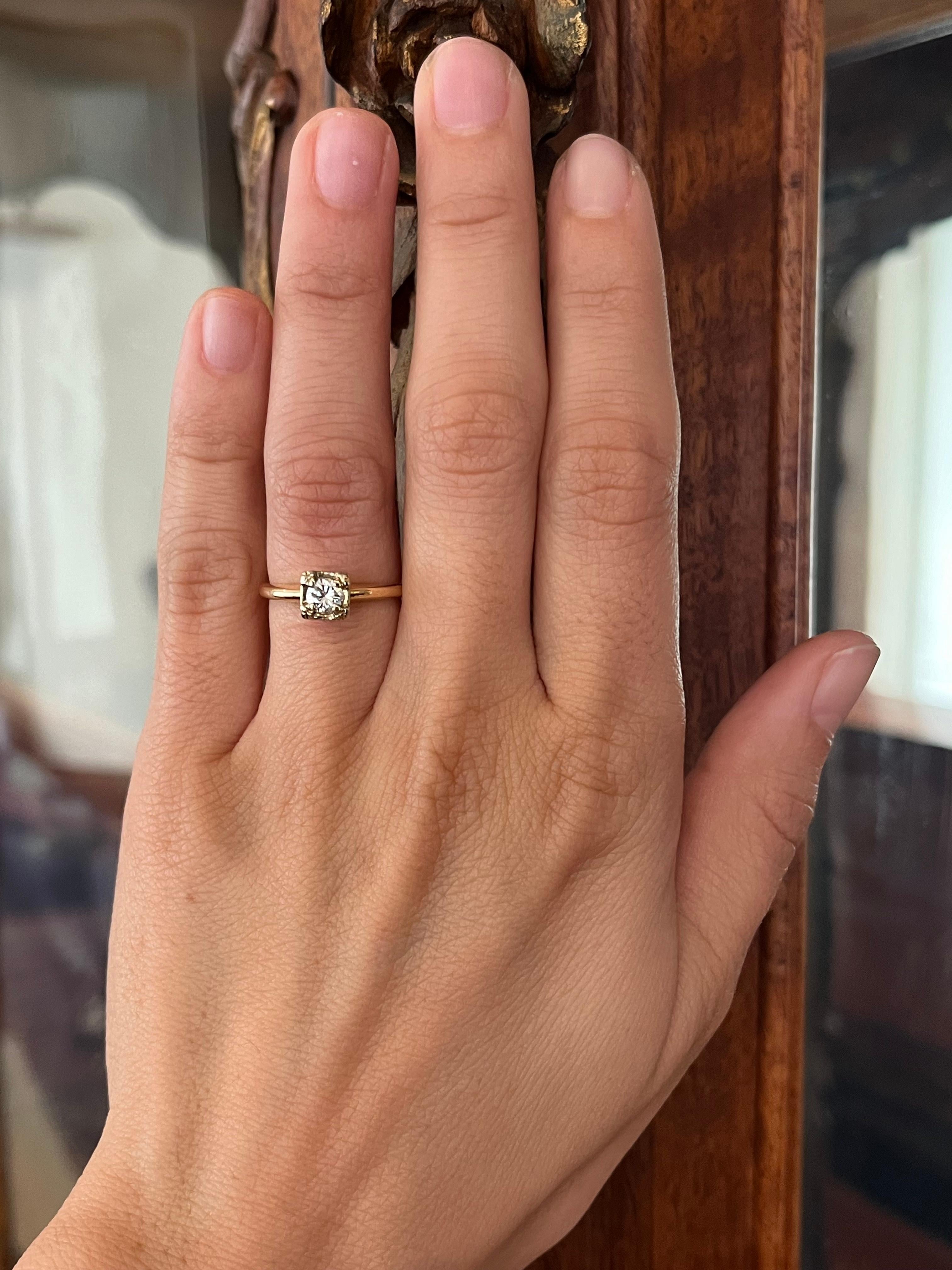 Petite, lumineuse et pleine de charme. Ce solitaire bicolore présente un diamant rond de 0,28ct de taille brillant, serti dans une tête en or blanc sur une tige en or jaune. Une pièce raffinée de notre collection d'objets modernes.

- 0,28ct diamant