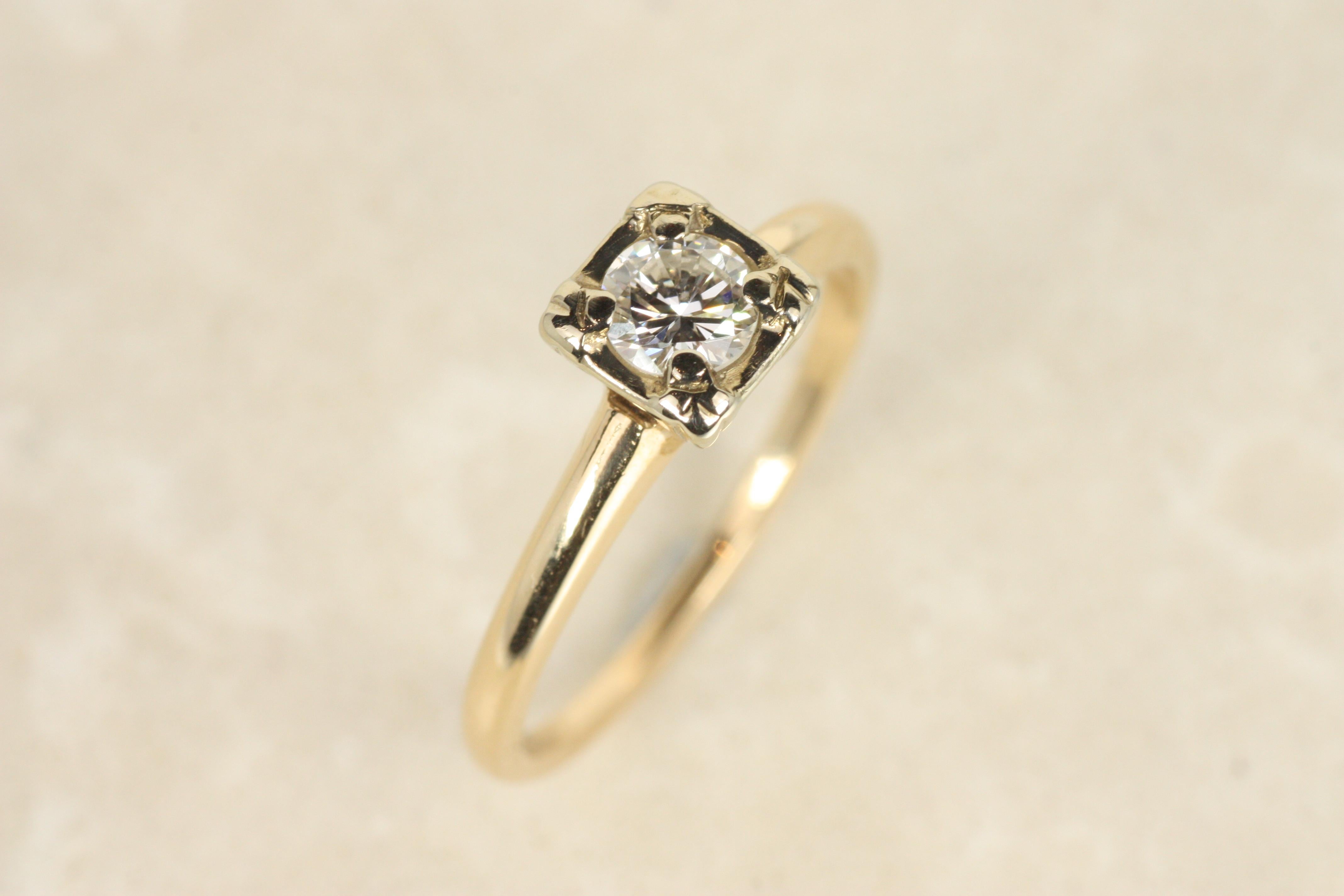 Moderne Bague de fiançailles solitaire à deux tons - 0.28ct Round Brilliant Cut en vente
