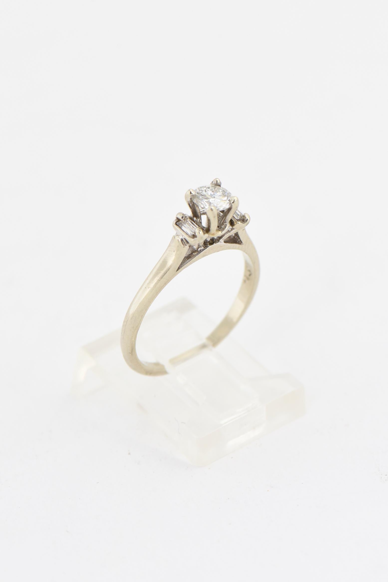 Taille ronde Bague de fiançailles solitaire en or blanc avec diamants en vente