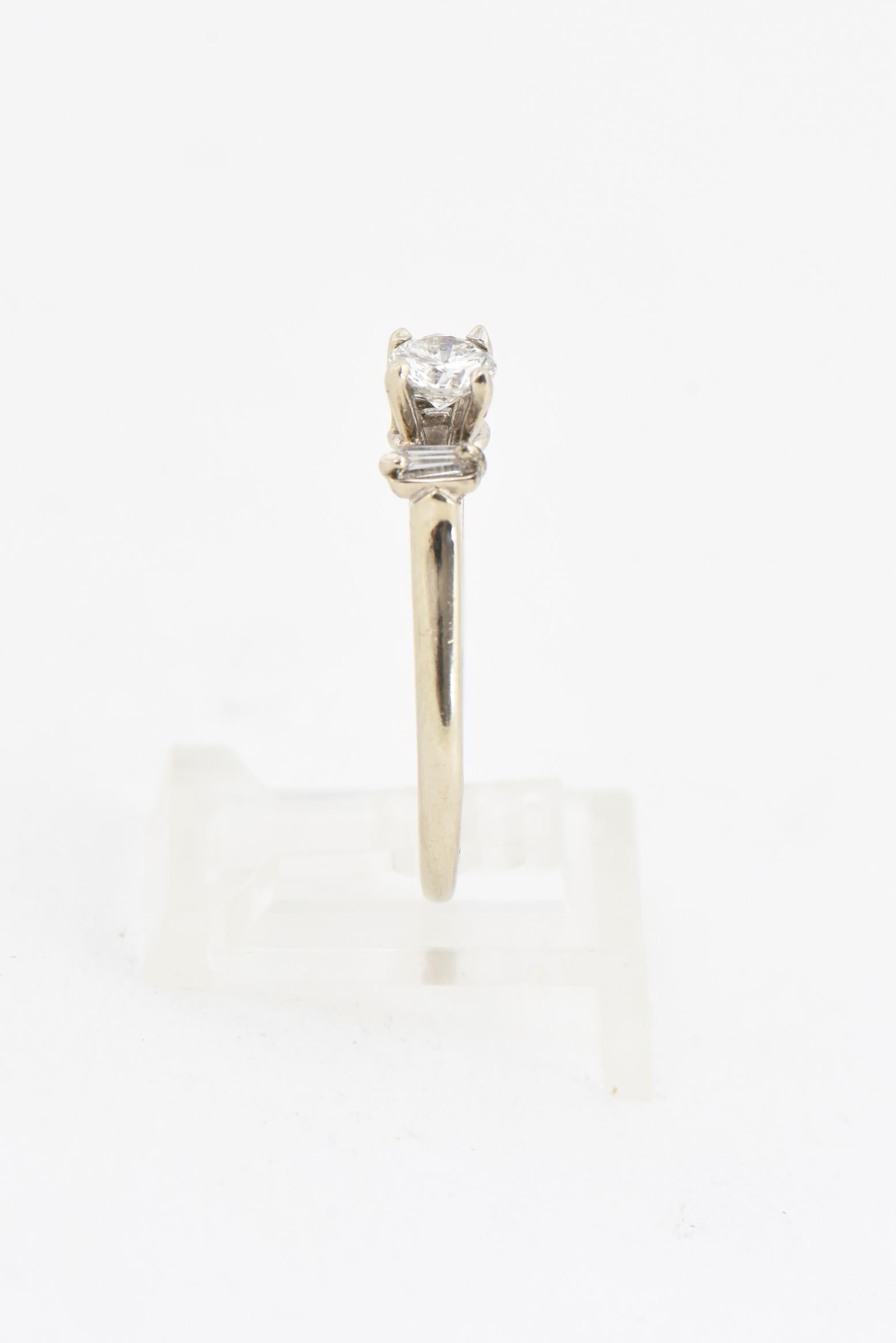 Bague de fiançailles solitaire en or blanc avec diamants Bon état - En vente à Miami Beach, FL