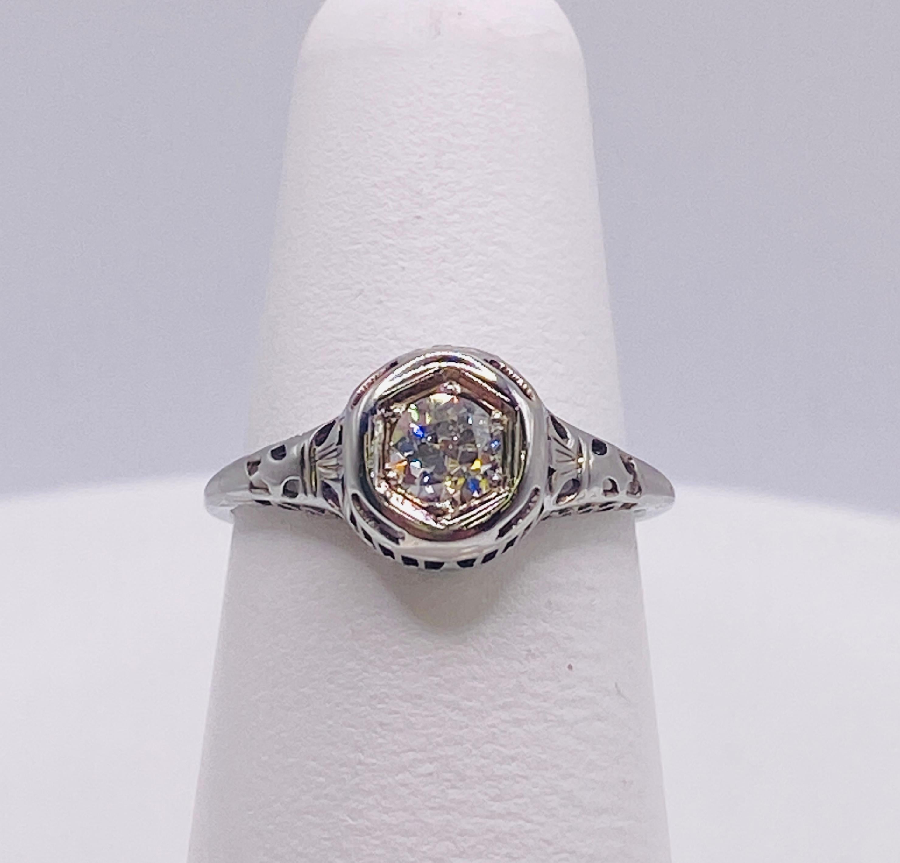 Diamond Solitaire White Gold Ring In Good Condition In DALLAS, TX