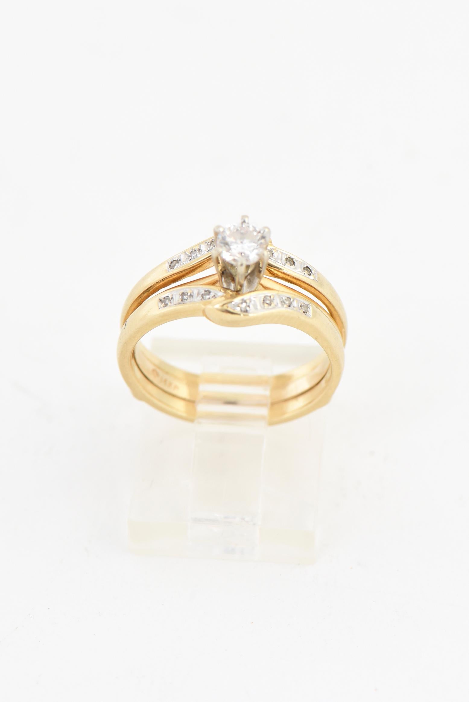 Anello solitario in oro giallo 14K e diamanti con fascia a gabbia abbinata. Il diamante solitario è di circa 0,30 carati; pietra SI, colore H. H-I. Ci sono altri 0,07 carati di piccole pietre che decorano la fascia. Marcato: 14K. Misura USA 5.25.