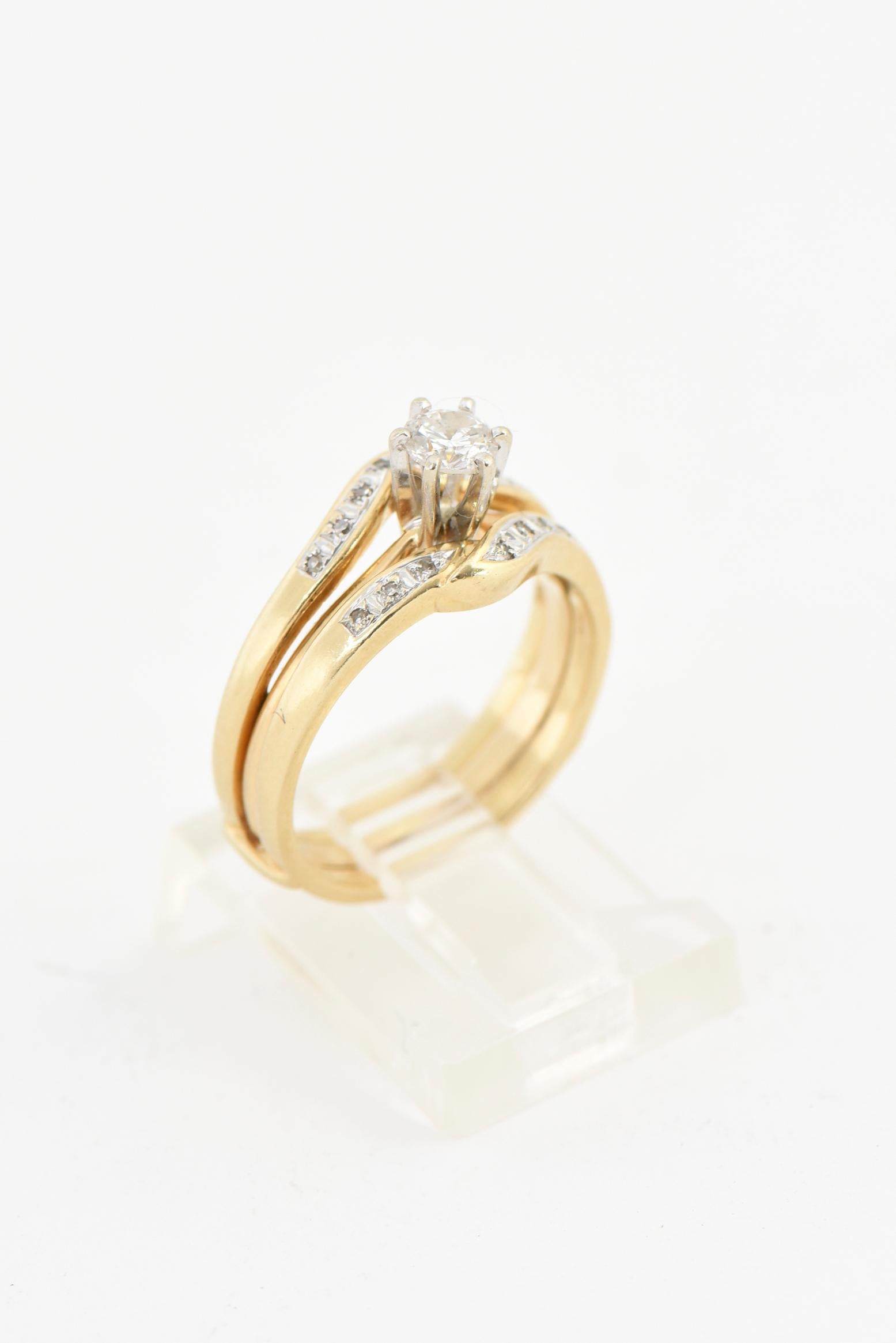 Diamant Solitär Gelbgold Verlobungsring und Käfigband-Set (Rundschliff) im Angebot