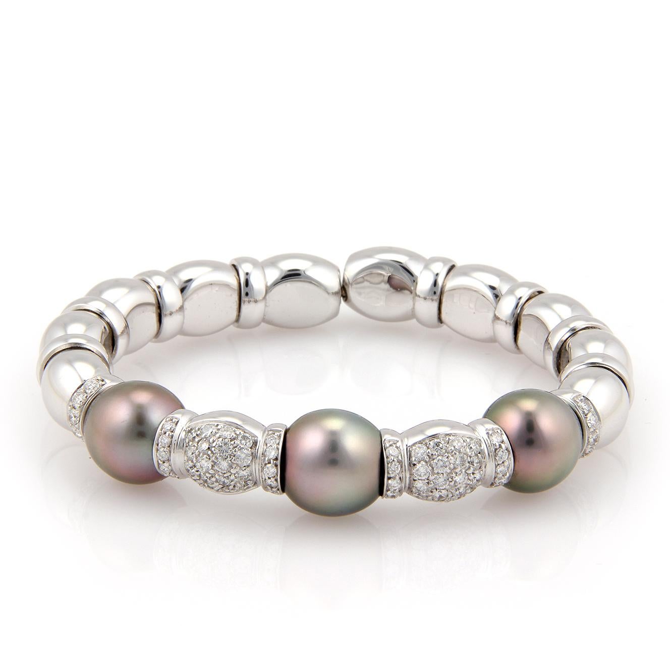 This is a stunning Estate bracelet, it is well crafted from 18k white gold with a high polished finish. It features a flex style cuff bracelet with long beaded design and ring links, the front of the band has two part bead with ring links adorned